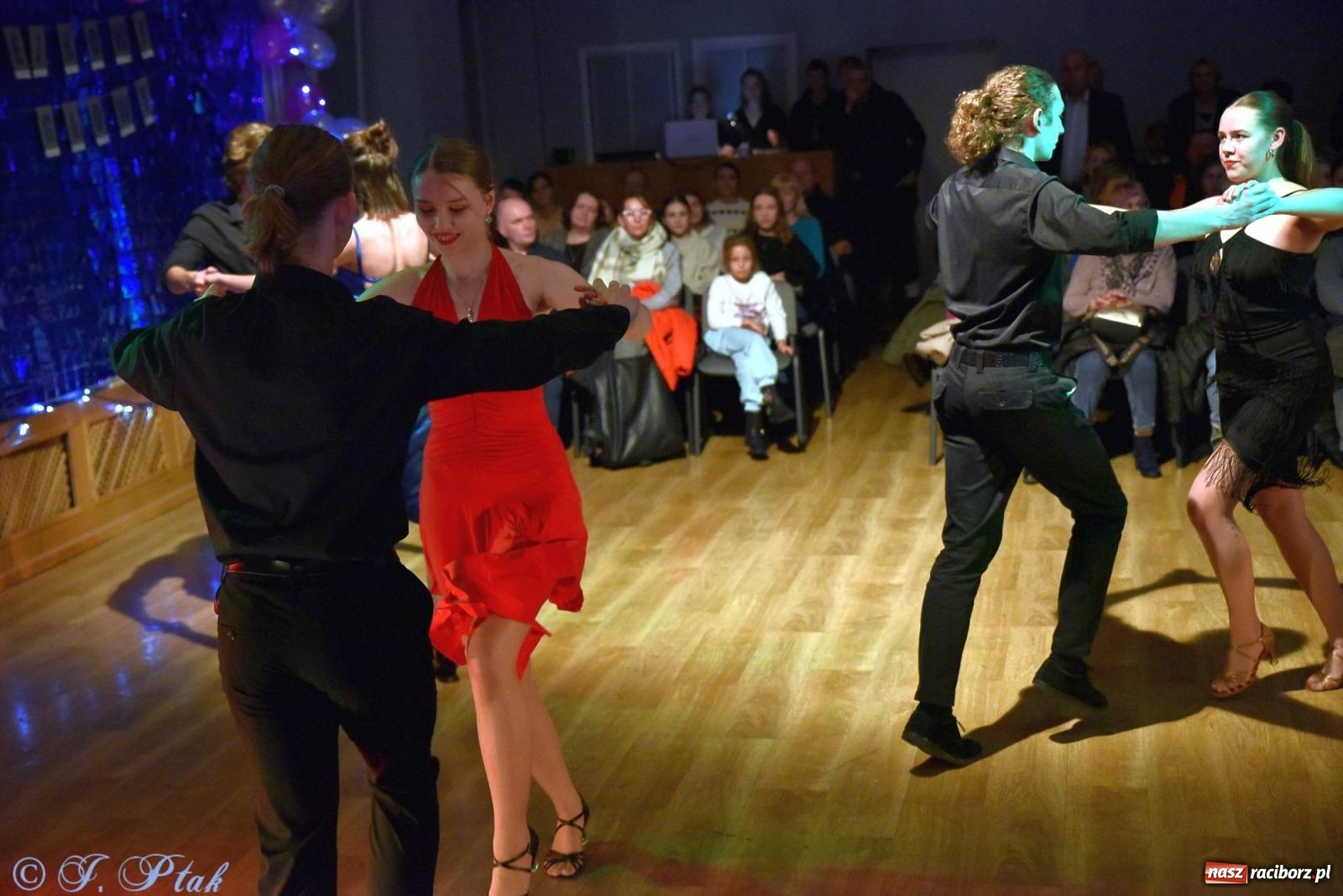 Zdjęcie w galerii na portalu naszraciborz.pl: Andrzejkowy zawrót głowy - pokazy tańca towarzyskiego w MDK wiadomości z regionu
