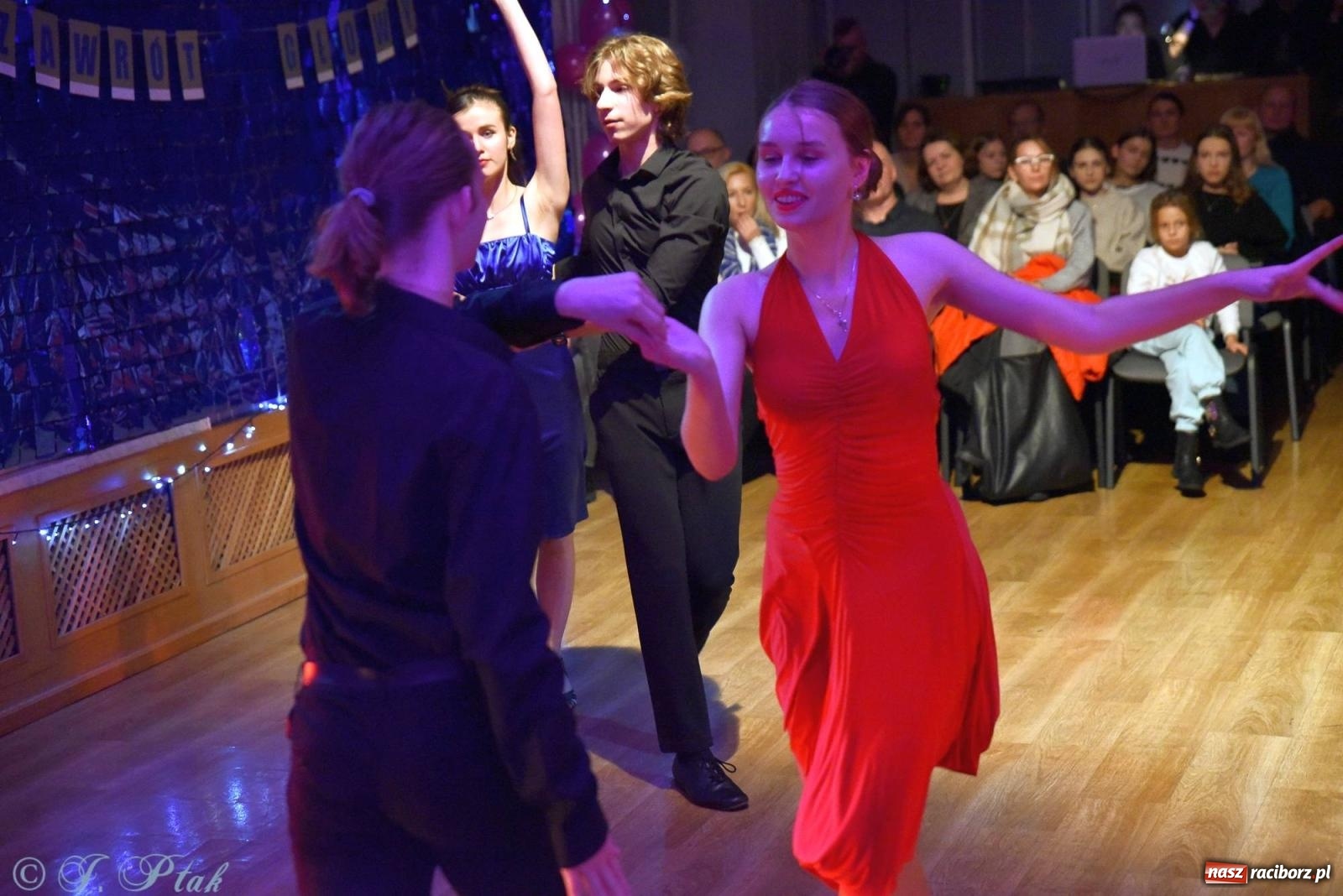 Zdjęcie w galerii na portalu naszraciborz.pl: Andrzejkowy zawrót głowy - pokazy tańca towarzyskiego w MDK wiadomości z regionu