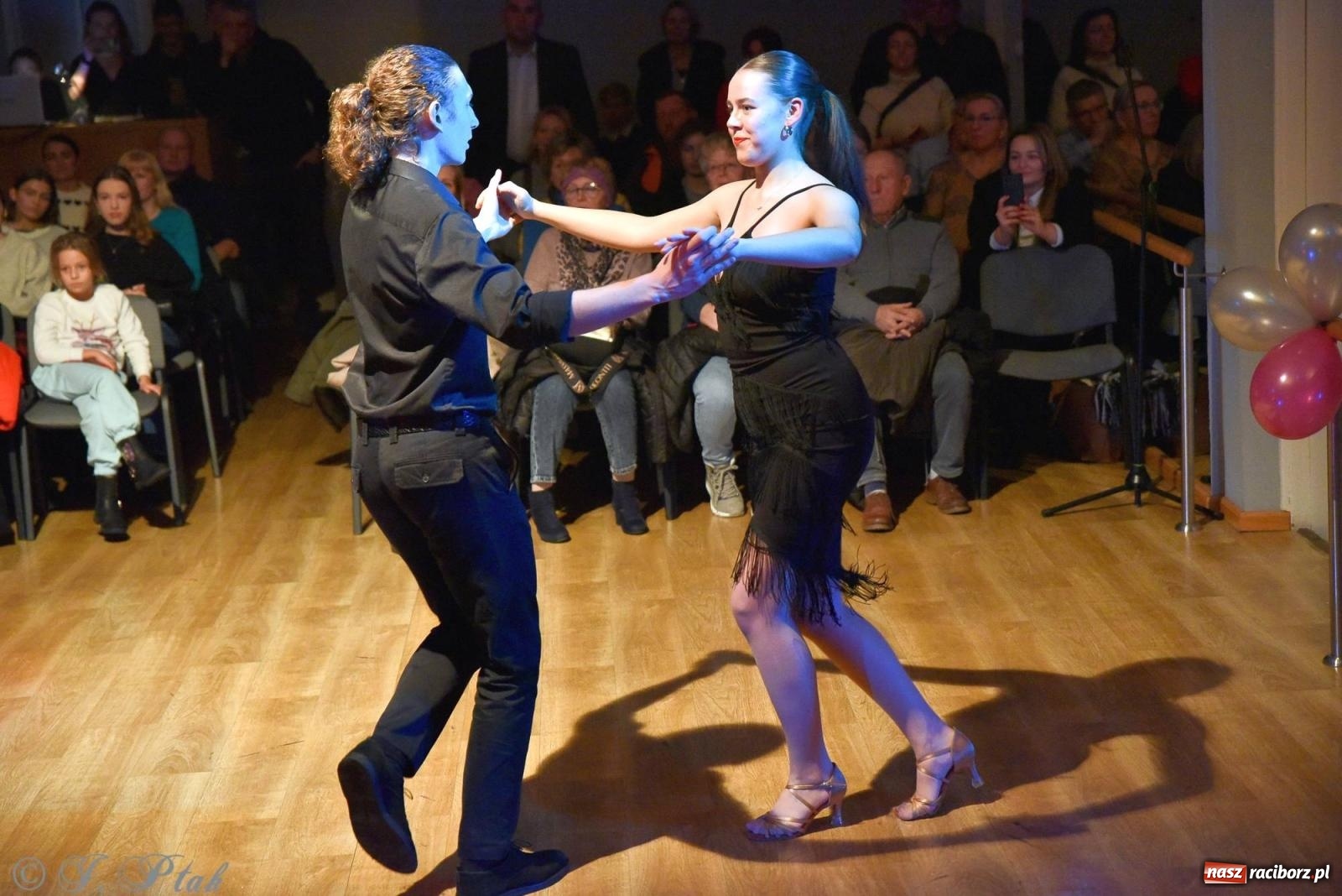 Zdjęcie w galerii na portalu naszraciborz.pl: Andrzejkowy zawrót głowy - pokazy tańca towarzyskiego w MDK wiadomości z regionu
