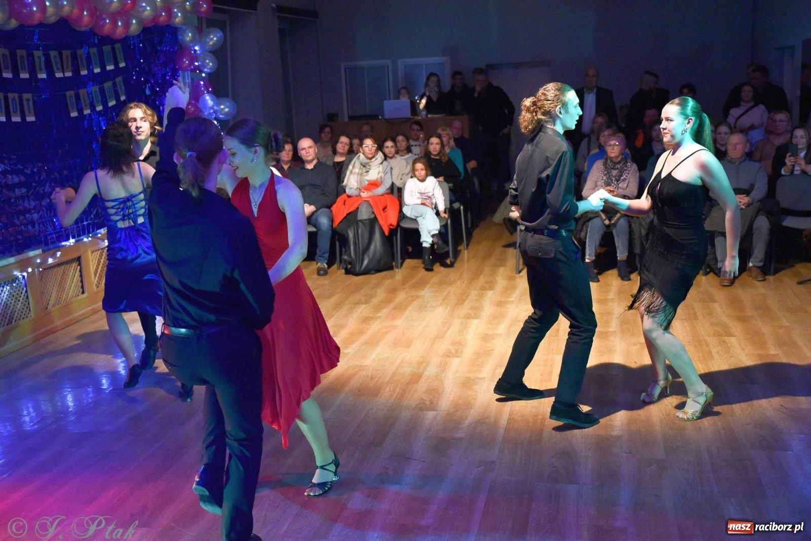 Zdjęcie w galerii na portalu naszraciborz.pl: Andrzejkowy zawrót głowy - pokazy tańca towarzyskiego w MDK wiadomości z regionu