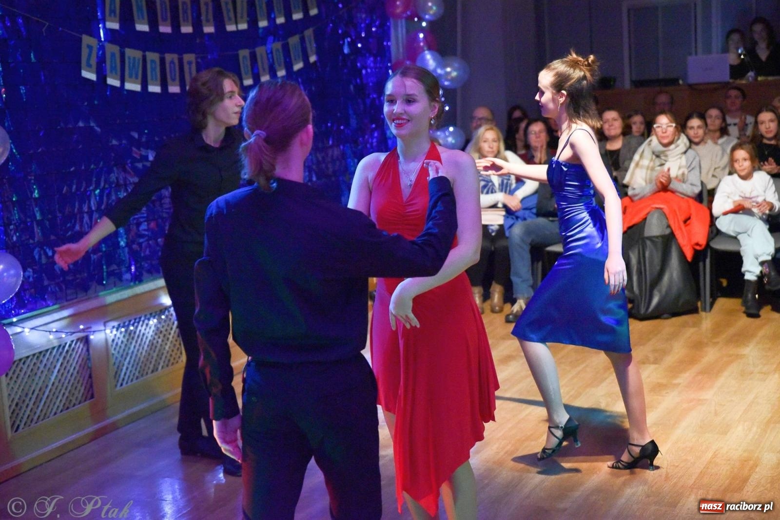 Zdjęcie w galerii na portalu naszraciborz.pl: Andrzejkowy zawrót głowy - pokazy tańca towarzyskiego w MDK wiadomości z regionu