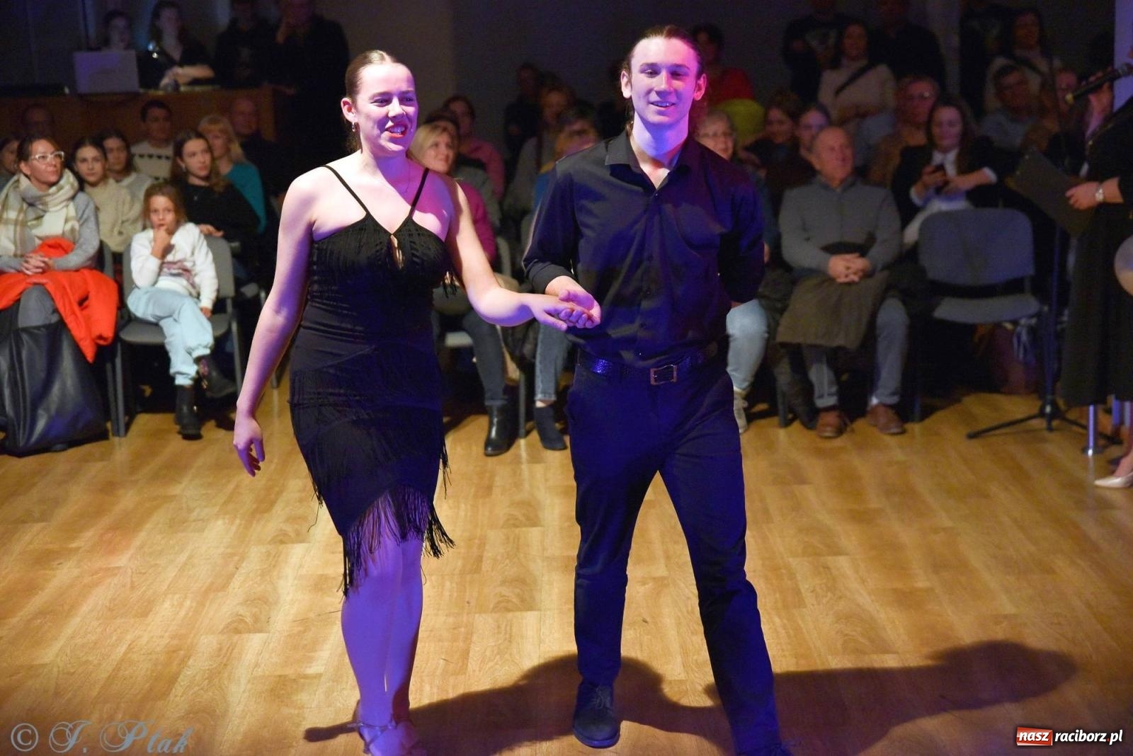 Zdjęcie w galerii na portalu naszraciborz.pl: Andrzejkowy zawrót głowy - pokazy tańca towarzyskiego w MDK wiadomości z regionu