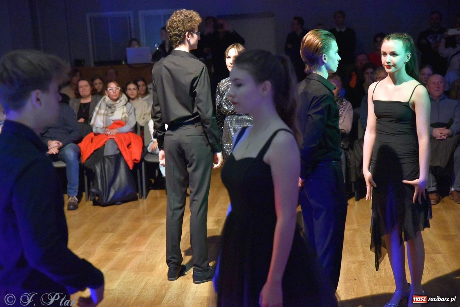 Zdjęcie w galerii na portalu naszraciborz.pl: Andrzejkowy zawrót głowy - pokazy tańca towarzyskiego w MDK wiadomości z regionu