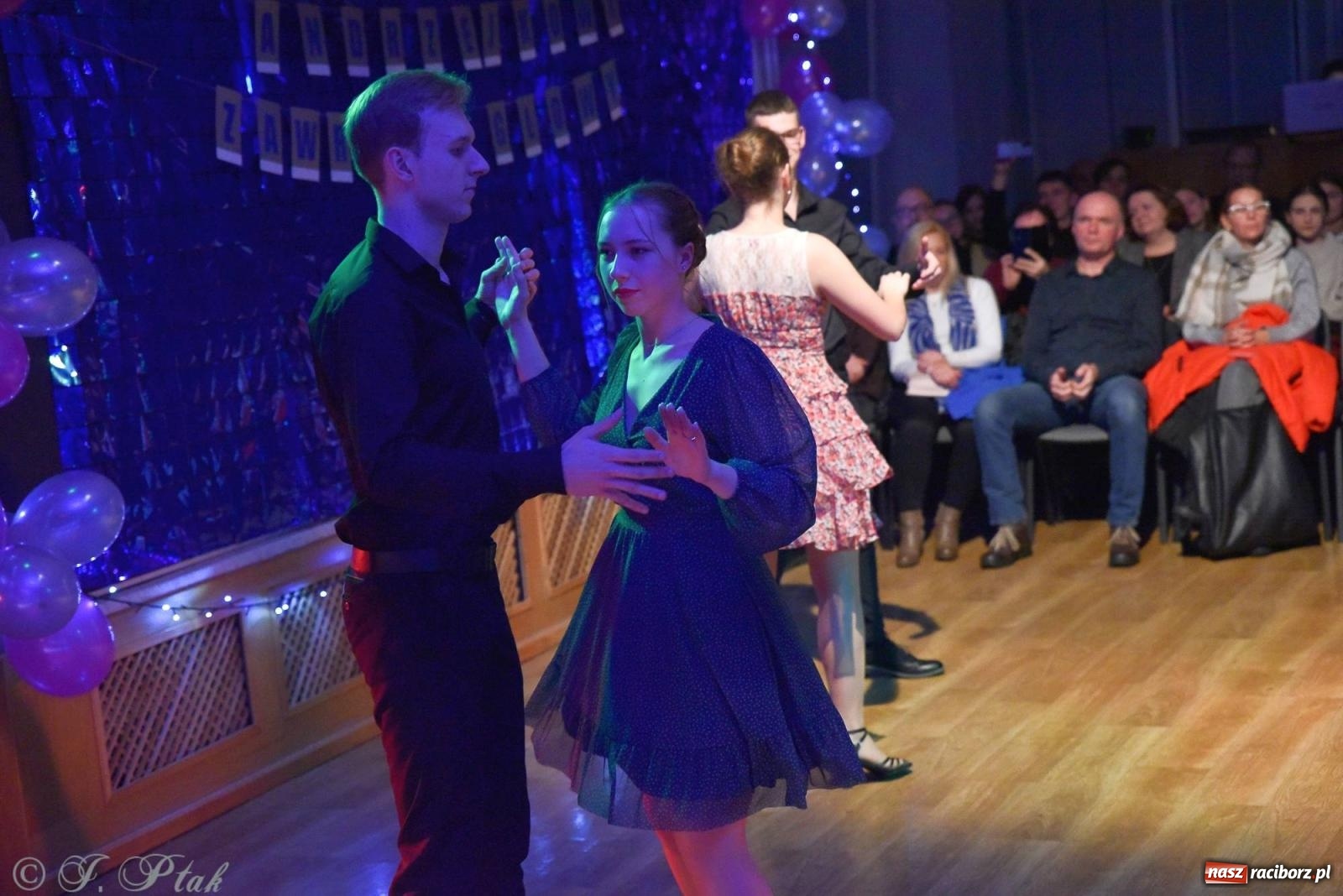 Zdjęcie w galerii na portalu naszraciborz.pl: Andrzejkowy zawrót głowy - pokazy tańca towarzyskiego w MDK wiadomości z regionu