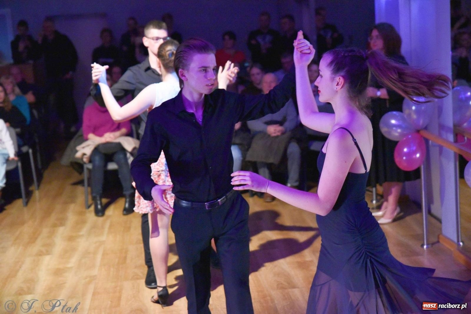 Zdjęcie w galerii na portalu naszraciborz.pl: Andrzejkowy zawrót głowy - pokazy tańca towarzyskiego w MDK wiadomości z regionu