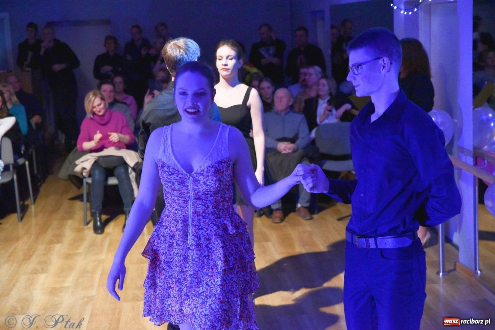 Zdjęcie w galerii na portalu naszraciborz.pl: Andrzejkowy zawrót głowy - pokazy tańca towarzyskiego w MDK wiadomości z regionu