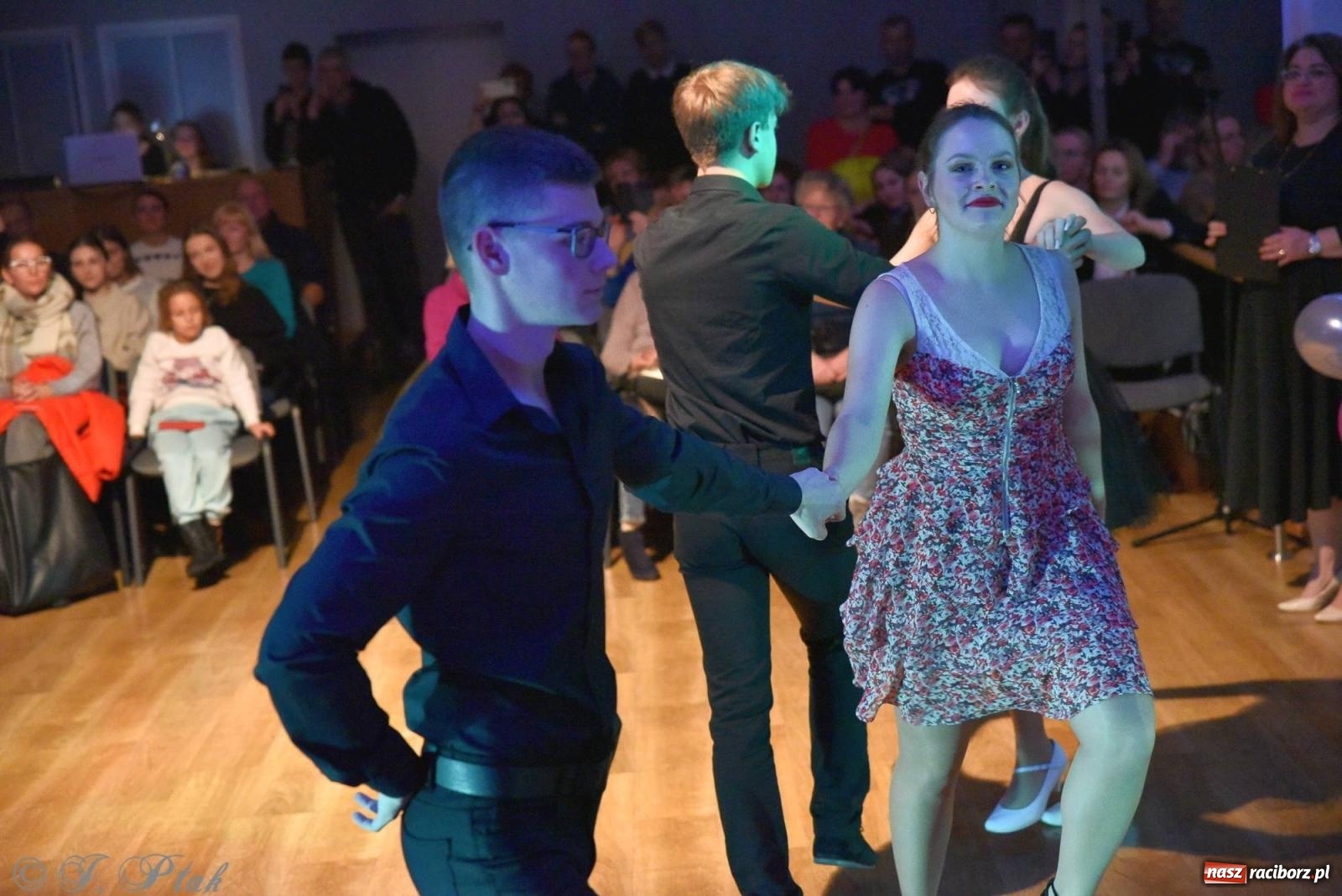 Zdjęcie w galerii na portalu naszraciborz.pl: Andrzejkowy zawrót głowy - pokazy tańca towarzyskiego w MDK wiadomości z regionu