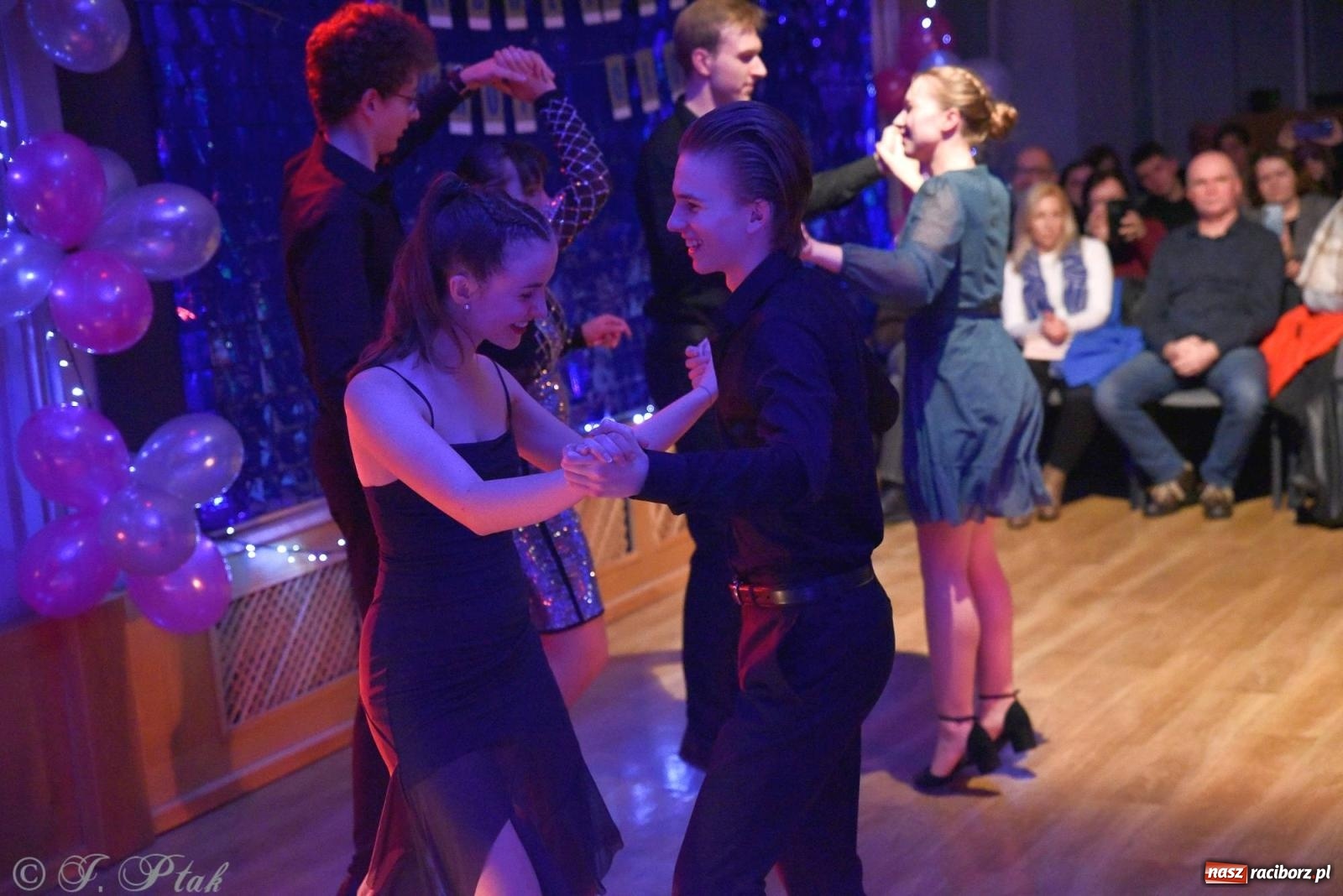 Zdjęcie w galerii na portalu naszraciborz.pl: Andrzejkowy zawrót głowy - pokazy tańca towarzyskiego w MDK wiadomości z regionu