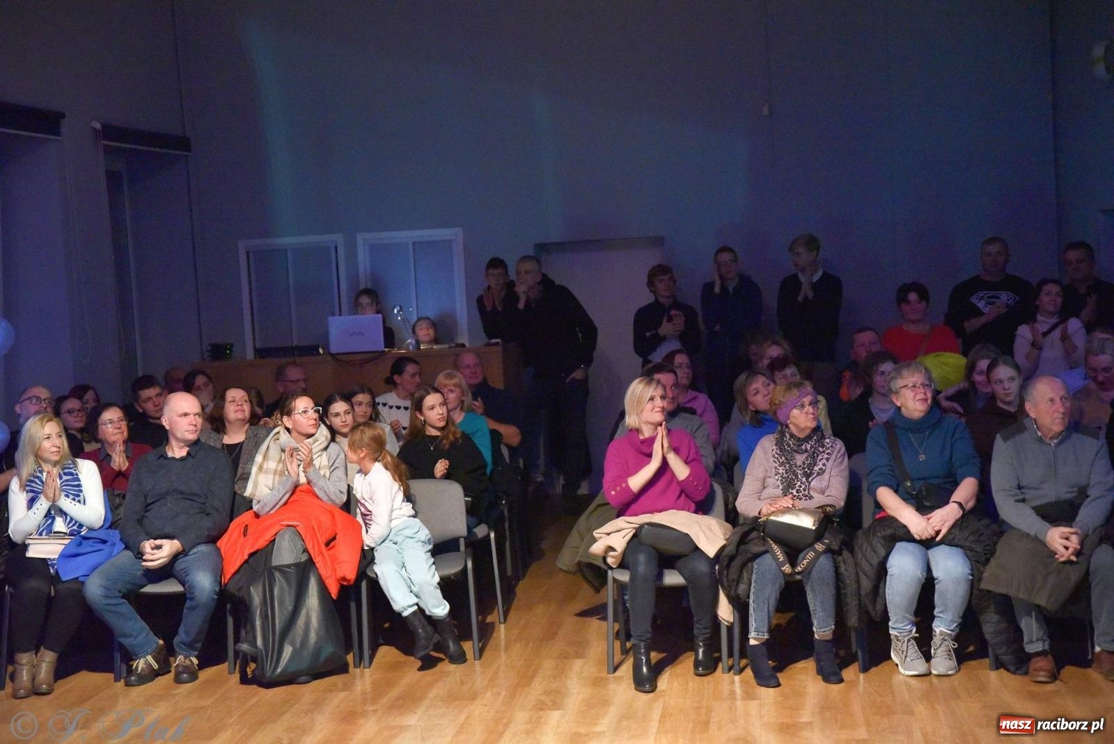 Zdjęcie w galerii na portalu naszraciborz.pl: Andrzejkowy zawrót głowy - pokazy tańca towarzyskiego w MDK wiadomości z regionu