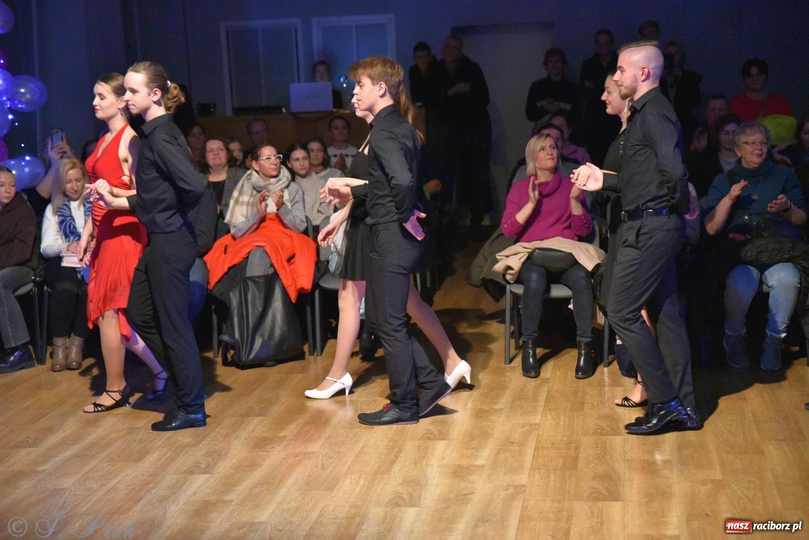 Zdjęcie w galerii na portalu naszraciborz.pl: Andrzejkowy zawrót głowy - pokazy tańca towarzyskiego w MDK wiadomości z regionu
