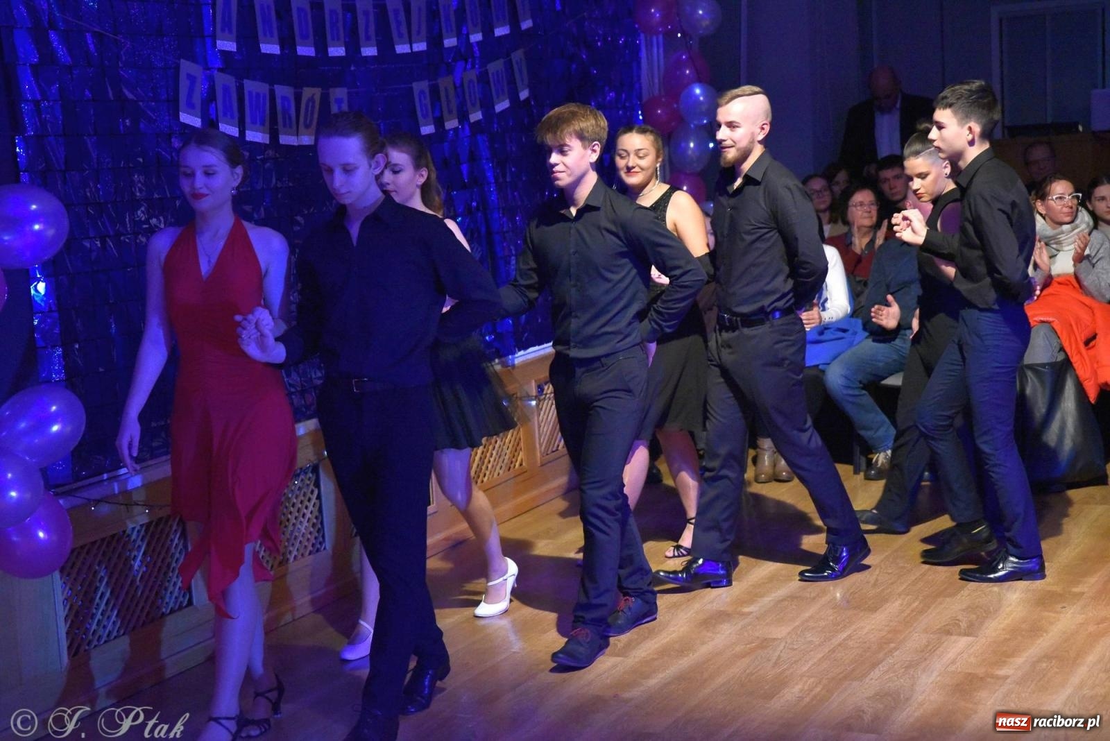 Zdjęcie w galerii na portalu naszraciborz.pl: Andrzejkowy zawrót głowy - pokazy tańca towarzyskiego w MDK wiadomości z regionu