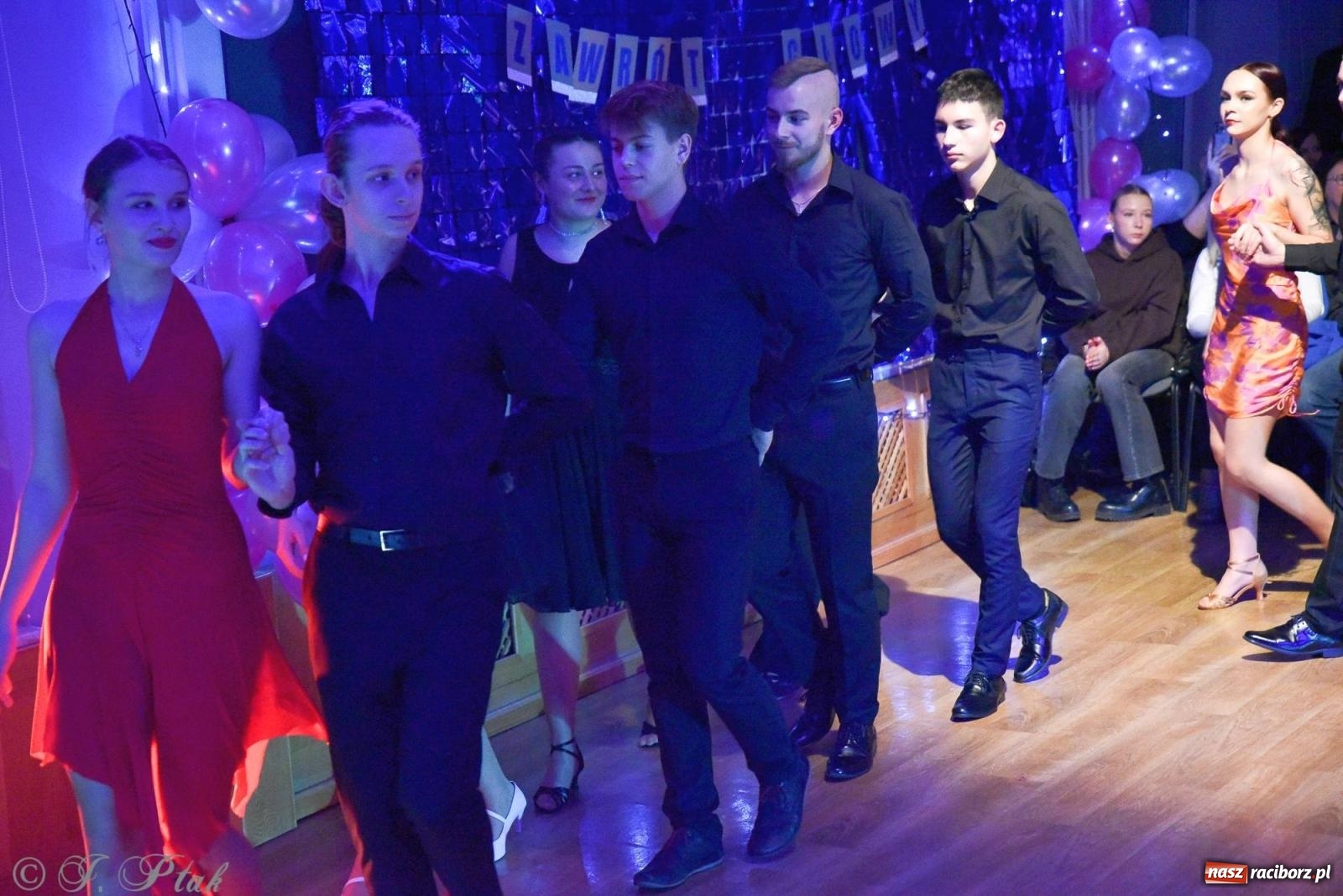 Zdjęcie w galerii na portalu naszraciborz.pl: Andrzejkowy zawrót głowy - pokazy tańca towarzyskiego w MDK wiadomości z regionu