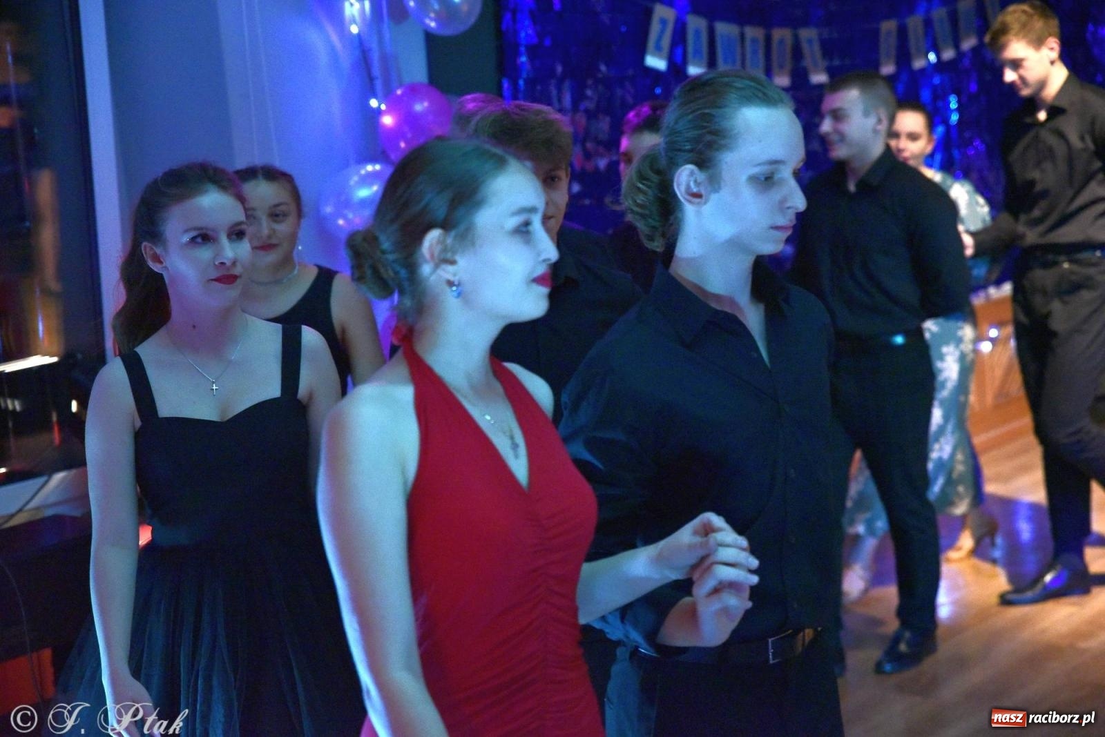 Zdjęcie w galerii na portalu naszraciborz.pl: Andrzejkowy zawrót głowy - pokazy tańca towarzyskiego w MDK wiadomości z regionu