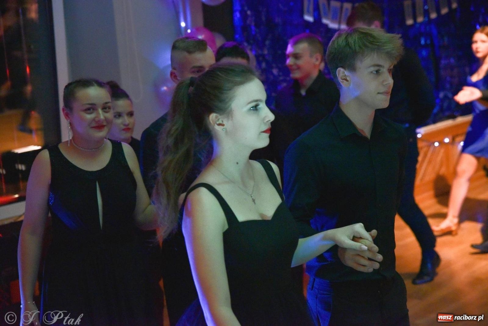 Zdjęcie w galerii na portalu naszraciborz.pl: Andrzejkowy zawrót głowy - pokazy tańca towarzyskiego w MDK wiadomości z regionu