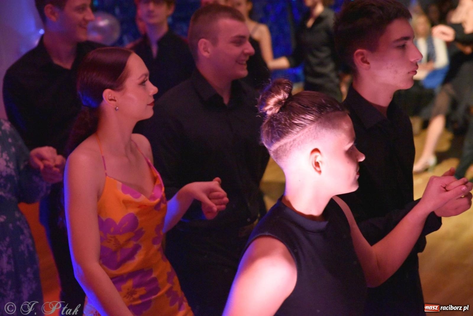 Zdjęcie w galerii na portalu naszraciborz.pl: Andrzejkowy zawrót głowy - pokazy tańca towarzyskiego w MDK wiadomości z regionu