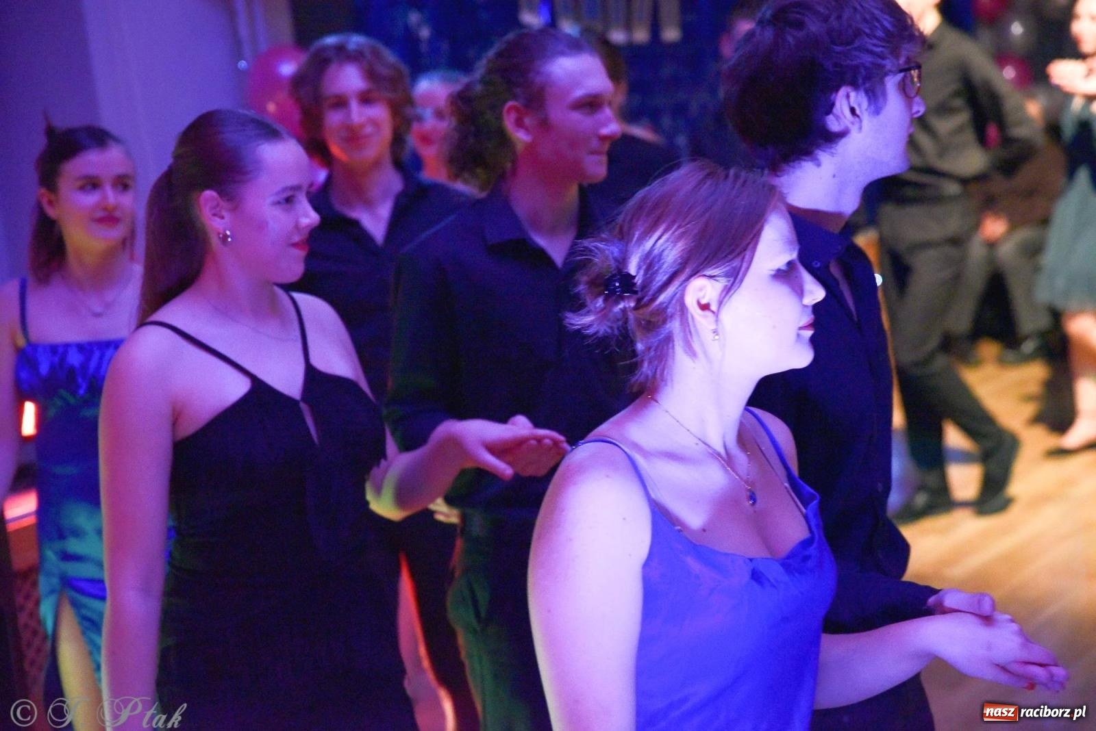 Zdjęcie w galerii na portalu naszraciborz.pl: Andrzejkowy zawrót głowy - pokazy tańca towarzyskiego w MDK wiadomości z regionu