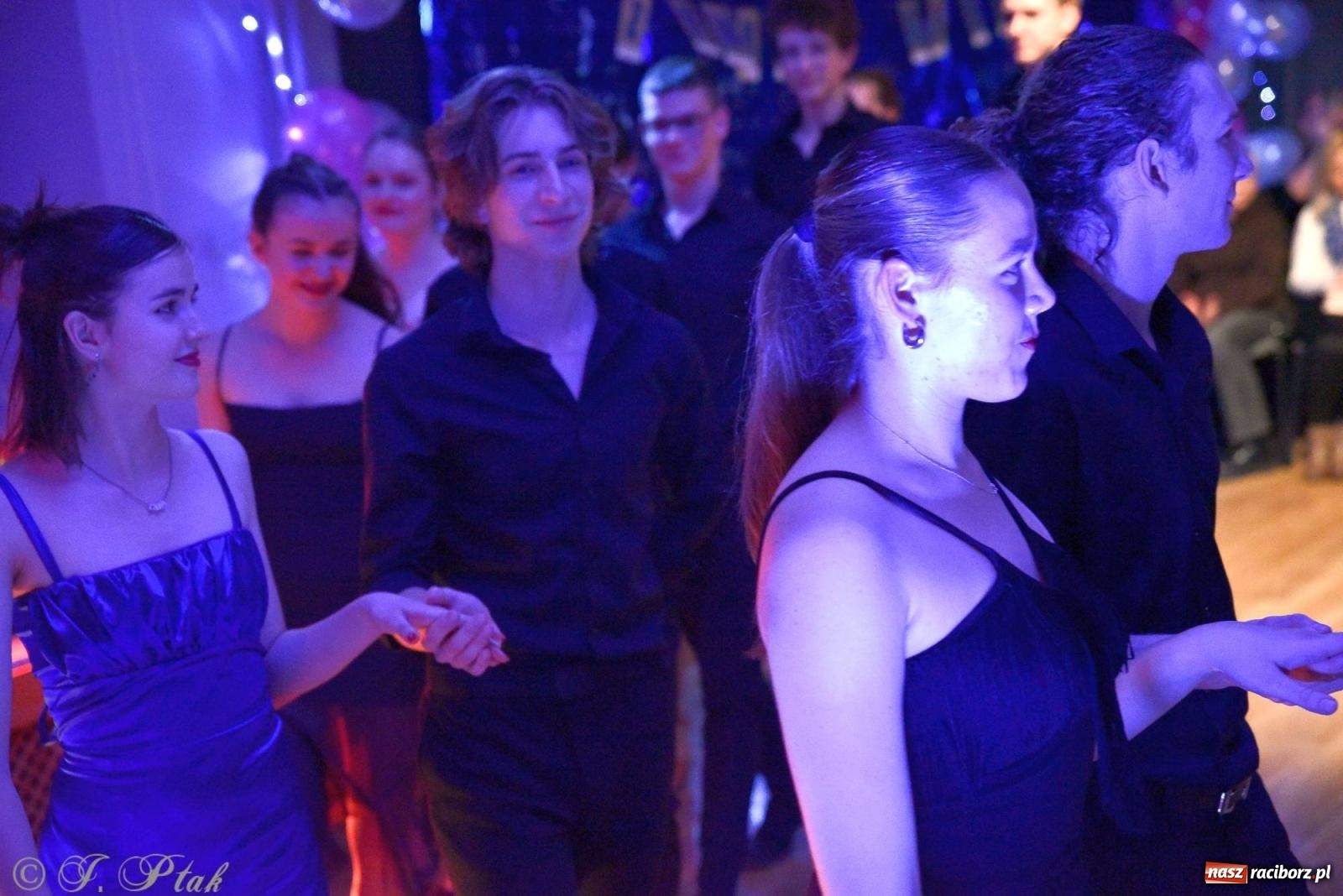 Zdjęcie w galerii na portalu naszraciborz.pl: Andrzejkowy zawrót głowy - pokazy tańca towarzyskiego w MDK wiadomości z regionu