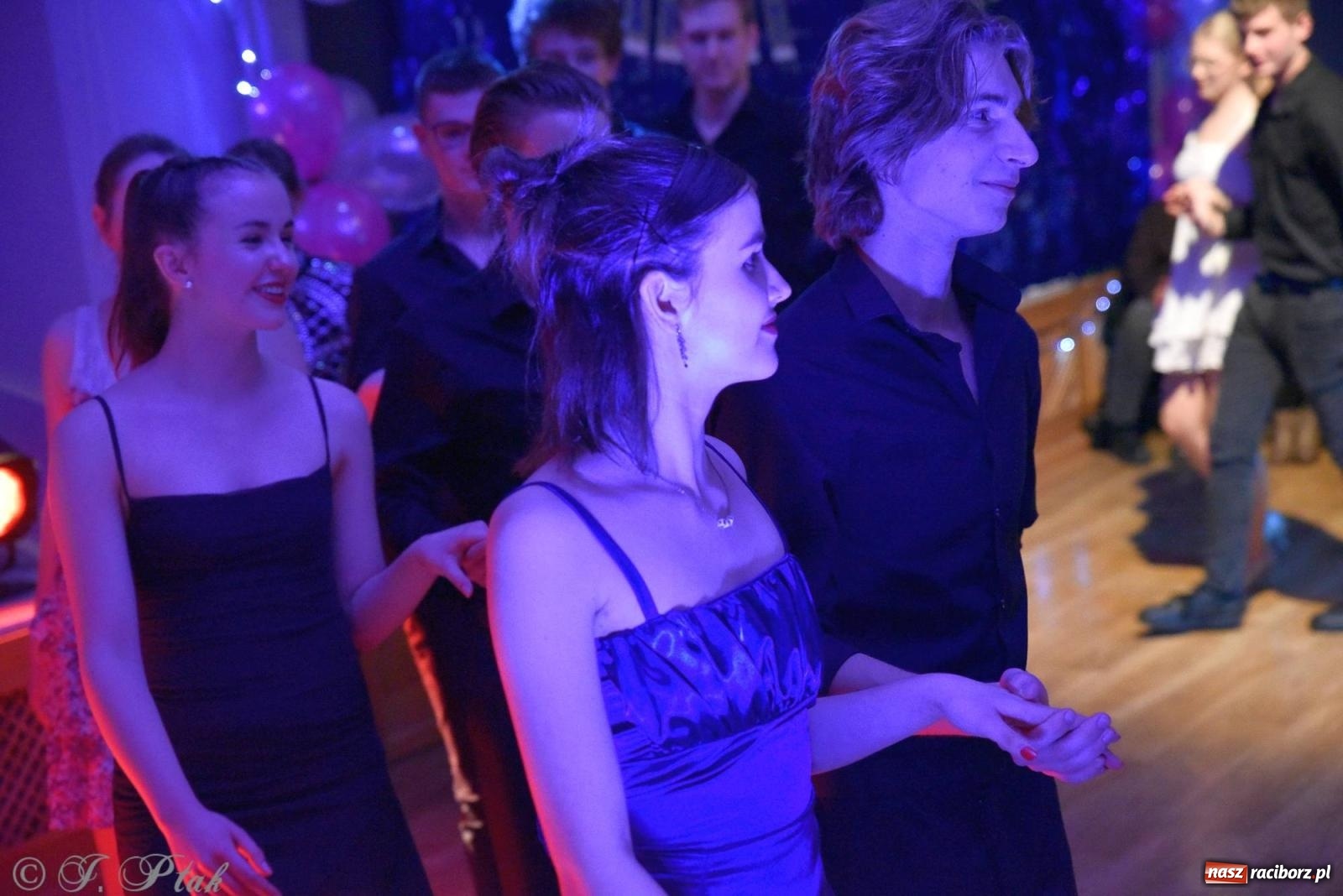 Zdjęcie w galerii na portalu naszraciborz.pl: Andrzejkowy zawrót głowy - pokazy tańca towarzyskiego w MDK wiadomości z regionu