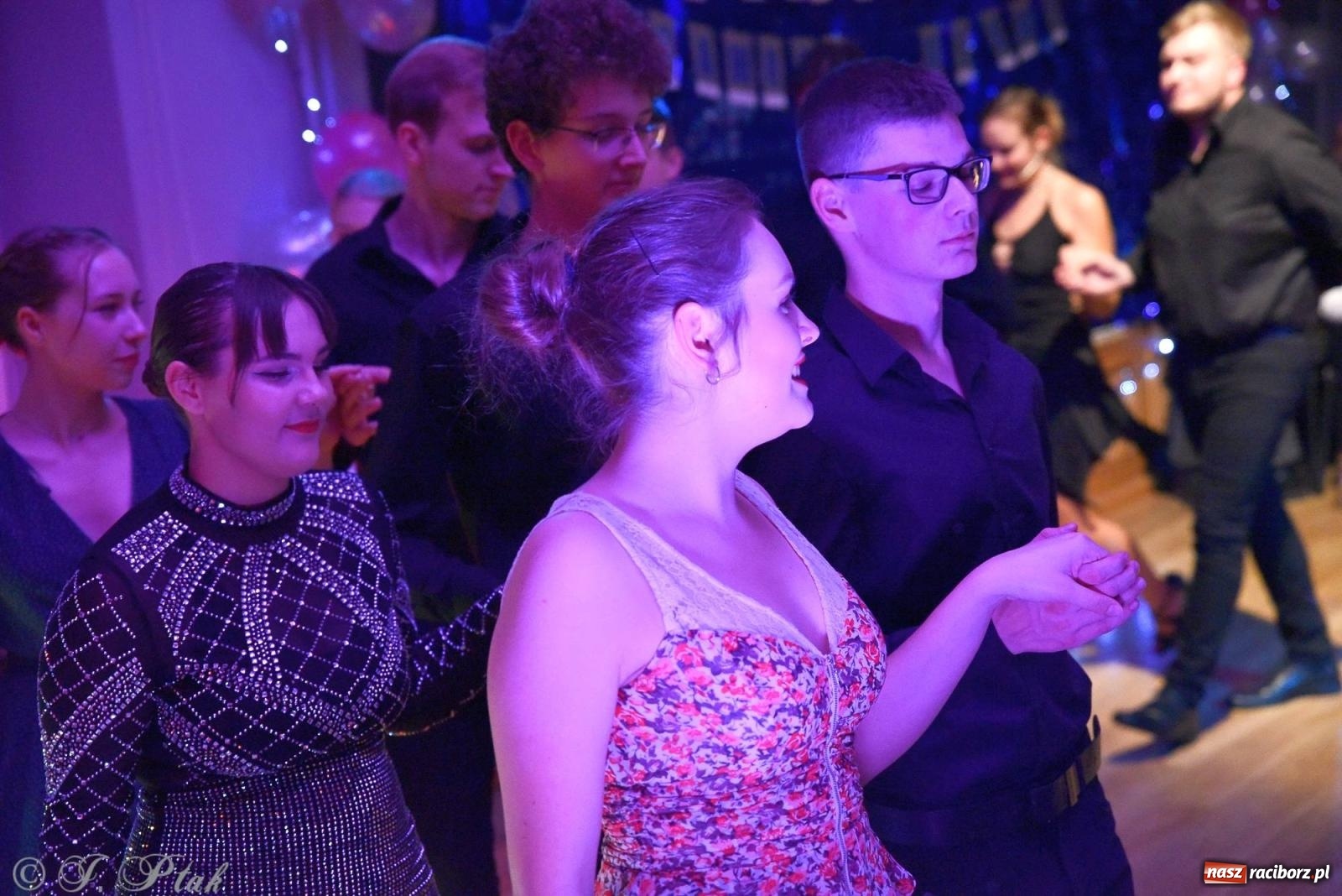 Zdjęcie w galerii na portalu naszraciborz.pl: Andrzejkowy zawrót głowy - pokazy tańca towarzyskiego w MDK wiadomości z regionu