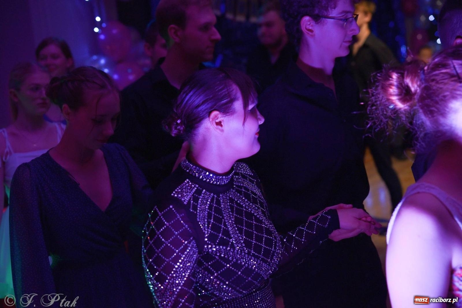 Zdjęcie w galerii na portalu naszraciborz.pl: Andrzejkowy zawrót głowy - pokazy tańca towarzyskiego w MDK wiadomości z regionu