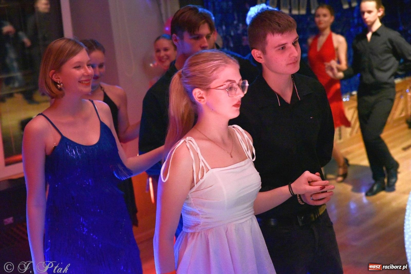 Zdjęcie w galerii na portalu naszraciborz.pl: Andrzejkowy zawrót głowy - pokazy tańca towarzyskiego w MDK wiadomości z regionu