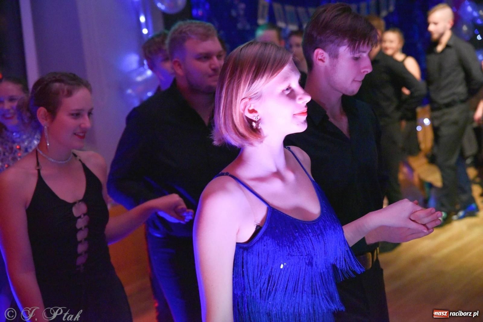 Zdjęcie w galerii na portalu naszraciborz.pl: Andrzejkowy zawrót głowy - pokazy tańca towarzyskiego w MDK wiadomości z regionu