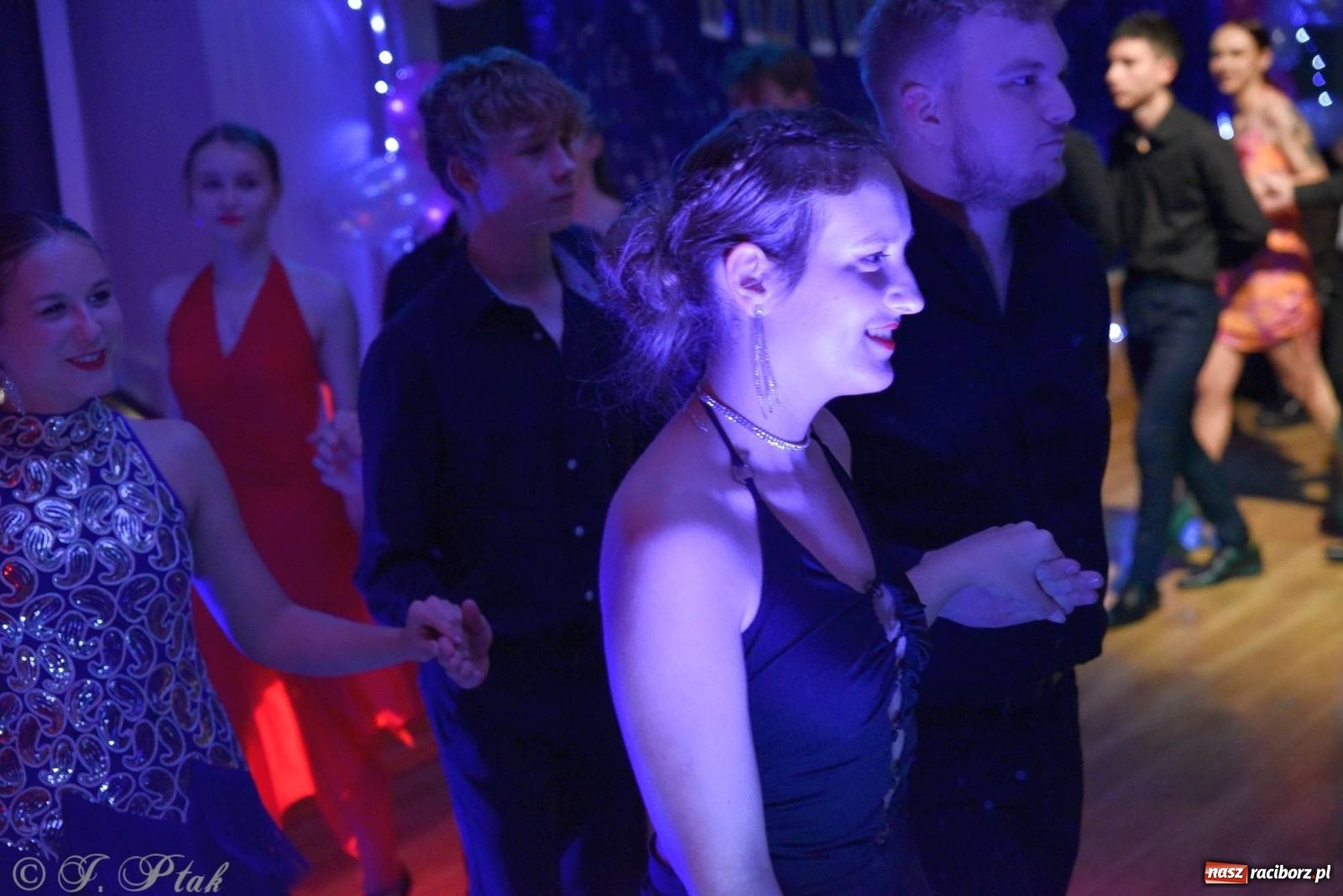 Zdjęcie w galerii na portalu naszraciborz.pl: Andrzejkowy zawrót głowy - pokazy tańca towarzyskiego w MDK wiadomości z regionu