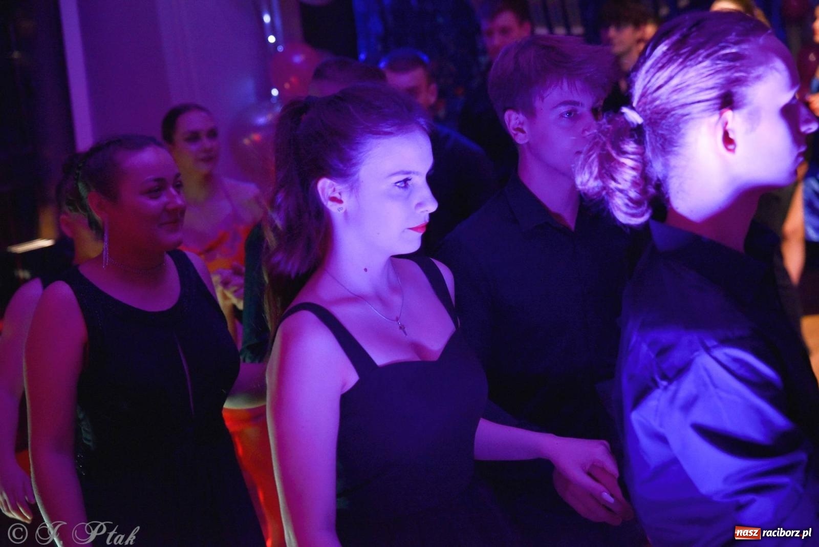 Zdjęcie w galerii na portalu naszraciborz.pl: Andrzejkowy zawrót głowy - pokazy tańca towarzyskiego w MDK wiadomości z regionu