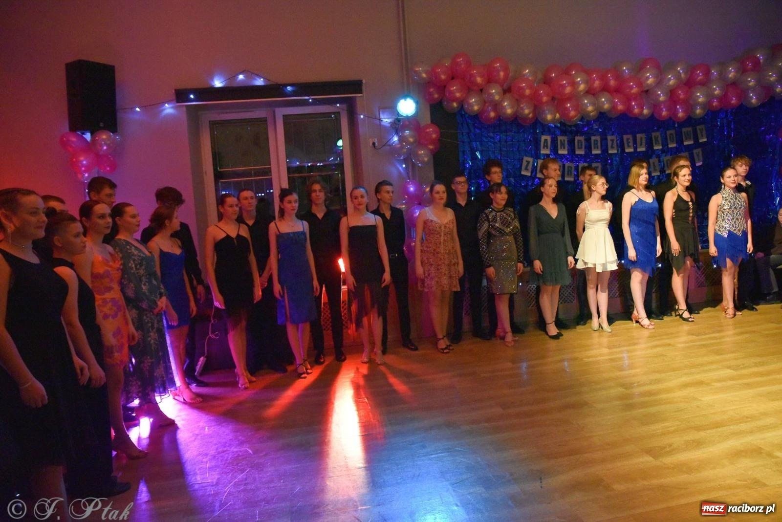 Zdjęcie w galerii na portalu naszraciborz.pl: Andrzejkowy zawrót głowy - pokazy tańca towarzyskiego w MDK wiadomości z regionu