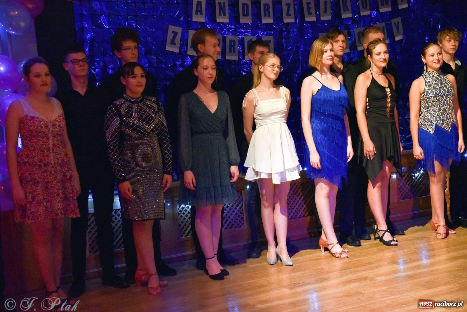 Zdjęcie w galerii na portalu naszraciborz.pl: Andrzejkowy zawrót głowy - pokazy tańca towarzyskiego w MDK wiadomości z regionu