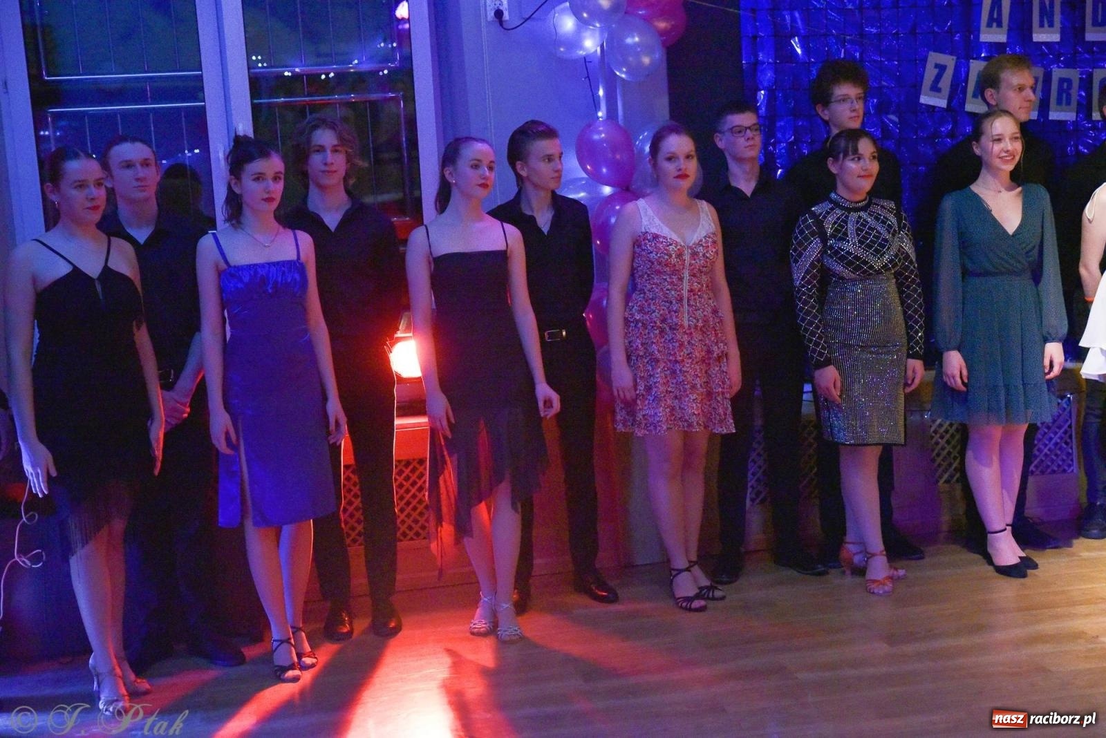 Zdjęcie w galerii na portalu naszraciborz.pl: Andrzejkowy zawrót głowy - pokazy tańca towarzyskiego w MDK wiadomości z regionu