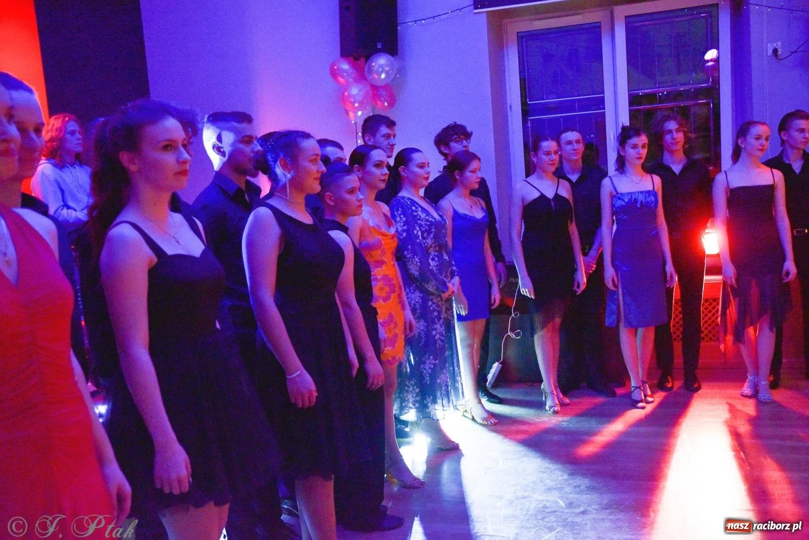 Zdjęcie w galerii na portalu naszraciborz.pl: Andrzejkowy zawrót głowy - pokazy tańca towarzyskiego w MDK wiadomości z regionu