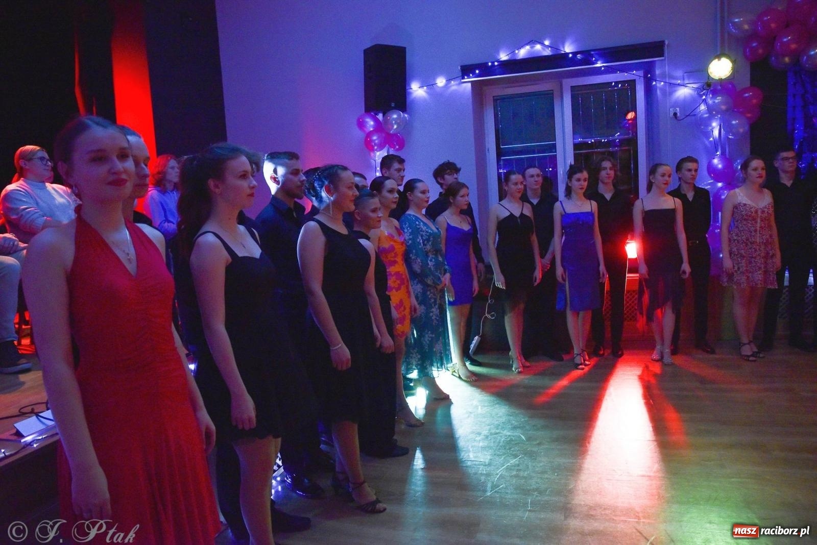 Zdjęcie w galerii na portalu naszraciborz.pl: Andrzejkowy zawrót głowy - pokazy tańca towarzyskiego w MDK wiadomości z regionu