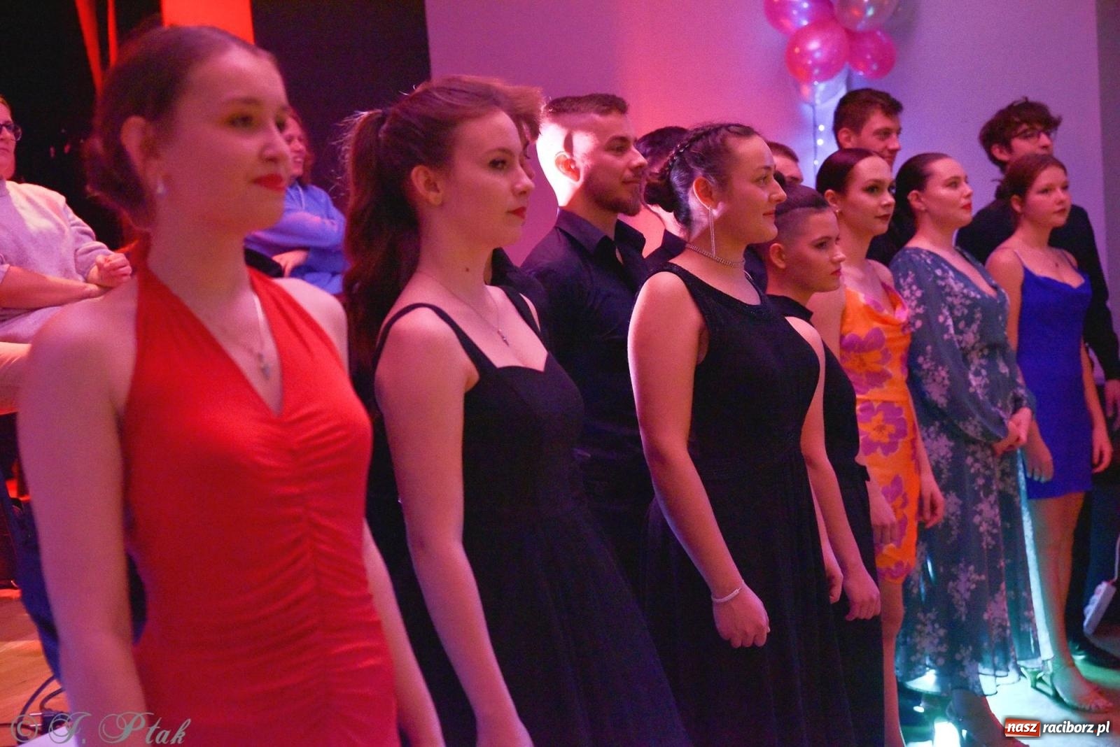 Zdjęcie w galerii na portalu naszraciborz.pl: Andrzejkowy zawrót głowy - pokazy tańca towarzyskiego w MDK wiadomości z regionu