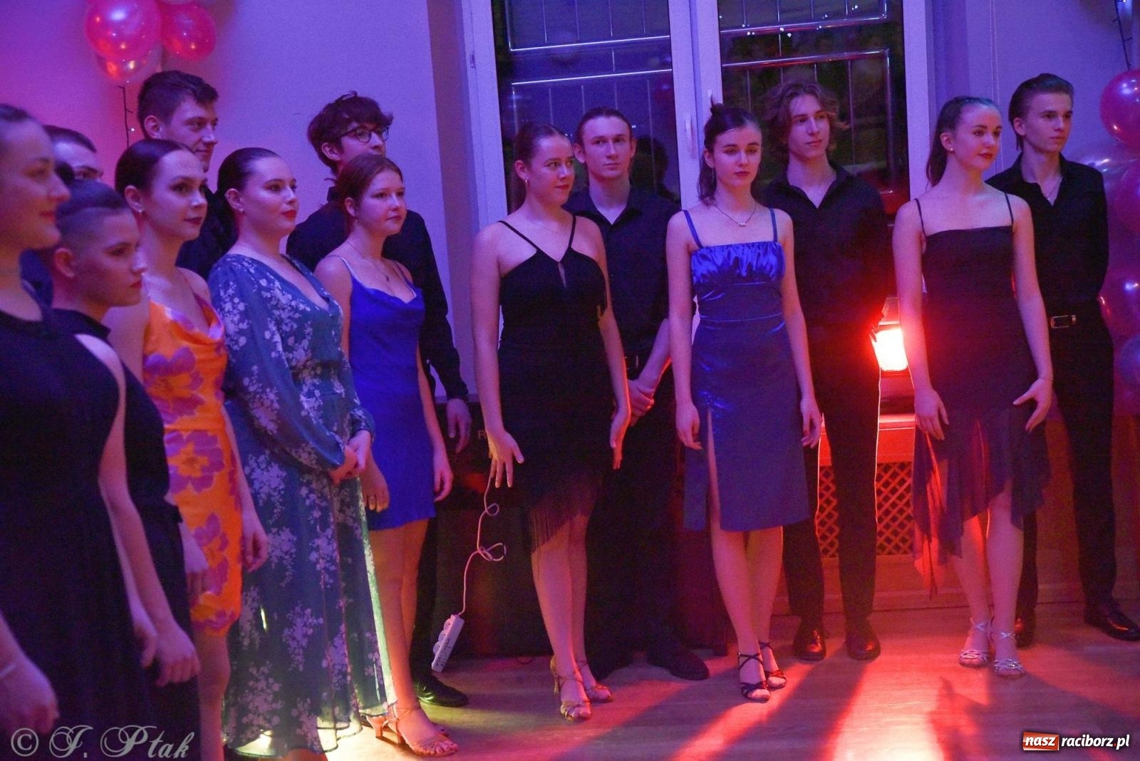 Zdjęcie w galerii na portalu naszraciborz.pl: Andrzejkowy zawrót głowy - pokazy tańca towarzyskiego w MDK wiadomości z regionu