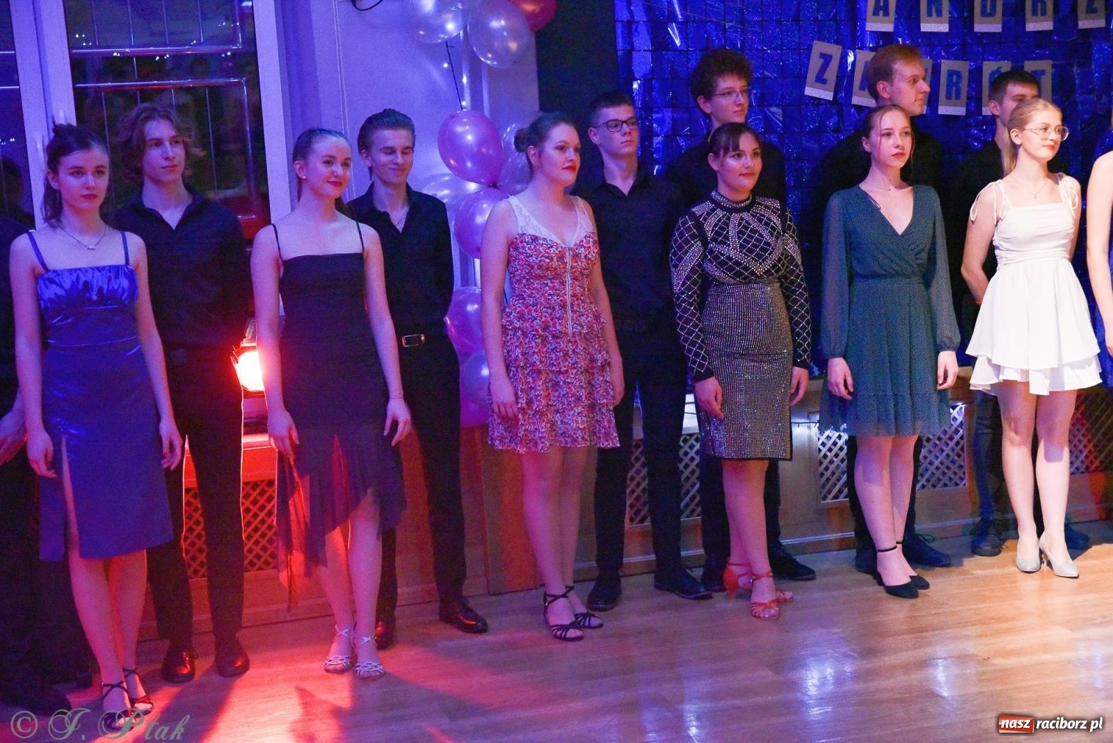 Zdjęcie w galerii na portalu naszraciborz.pl: Andrzejkowy zawrót głowy - pokazy tańca towarzyskiego w MDK wiadomości z regionu