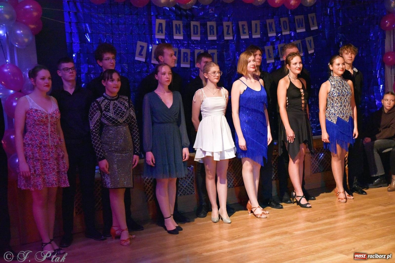 Zdjęcie w galerii na portalu naszraciborz.pl: Andrzejkowy zawrót głowy - pokazy tańca towarzyskiego w MDK wiadomości z regionu