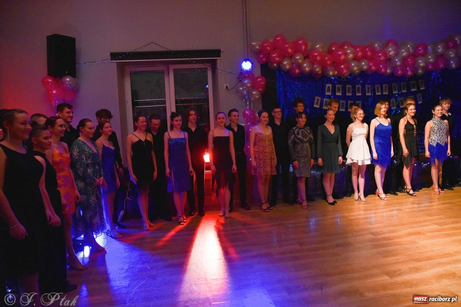 Zdjęcie w galerii na portalu naszraciborz.pl: Andrzejkowy zawrót głowy - pokazy tańca towarzyskiego w MDK wiadomości z regionu