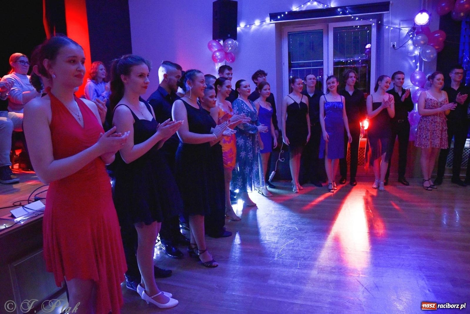 Zdjęcie w galerii na portalu naszraciborz.pl: Andrzejkowy zawrót głowy - pokazy tańca towarzyskiego w MDK wiadomości z regionu