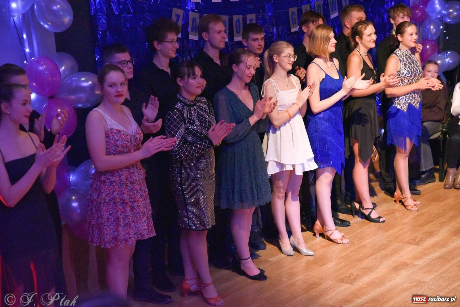 Zdjęcie w galerii na portalu naszraciborz.pl: Andrzejkowy zawrót głowy - pokazy tańca towarzyskiego w MDK wiadomości z regionu