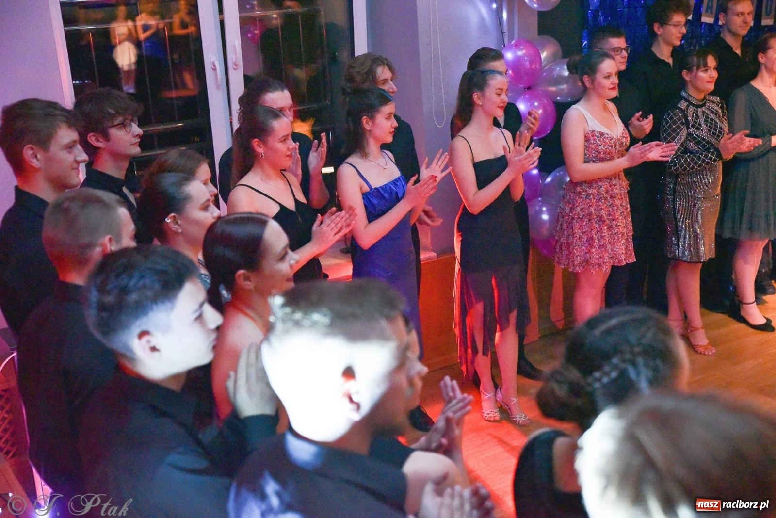 Zdjęcie w galerii na portalu naszraciborz.pl: Andrzejkowy zawrót głowy - pokazy tańca towarzyskiego w MDK wiadomości z regionu