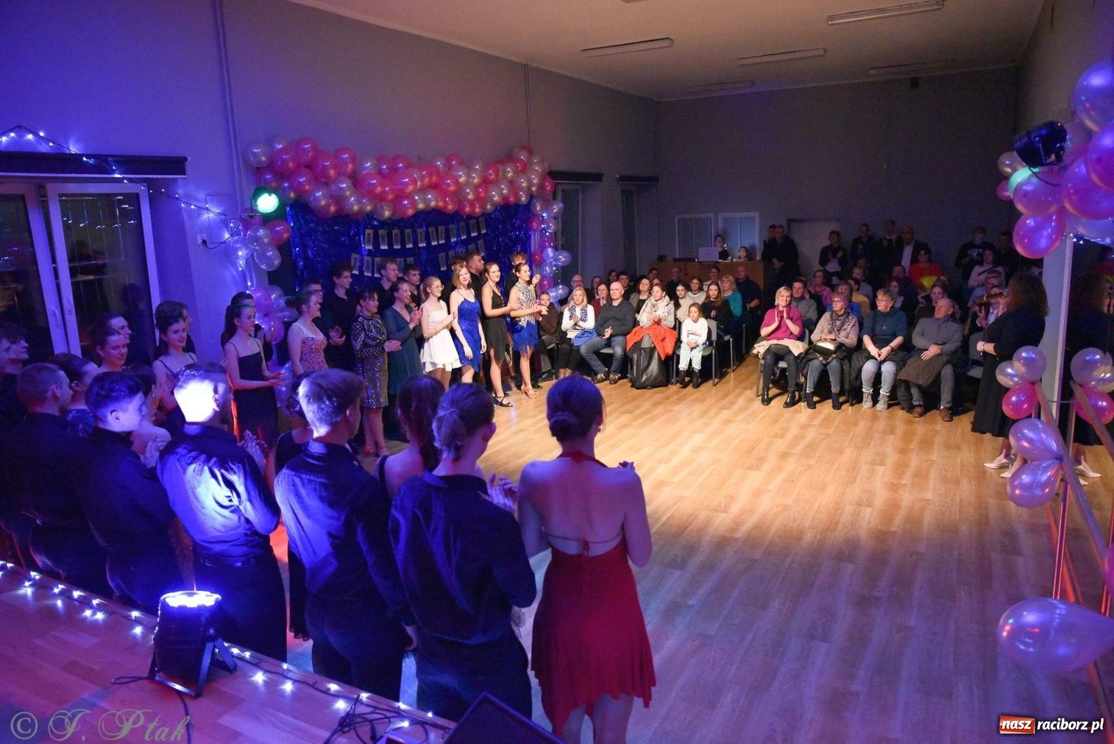 Zdjęcie w galerii na portalu naszraciborz.pl: Andrzejkowy zawrót głowy - pokazy tańca towarzyskiego w MDK wiadomości z regionu