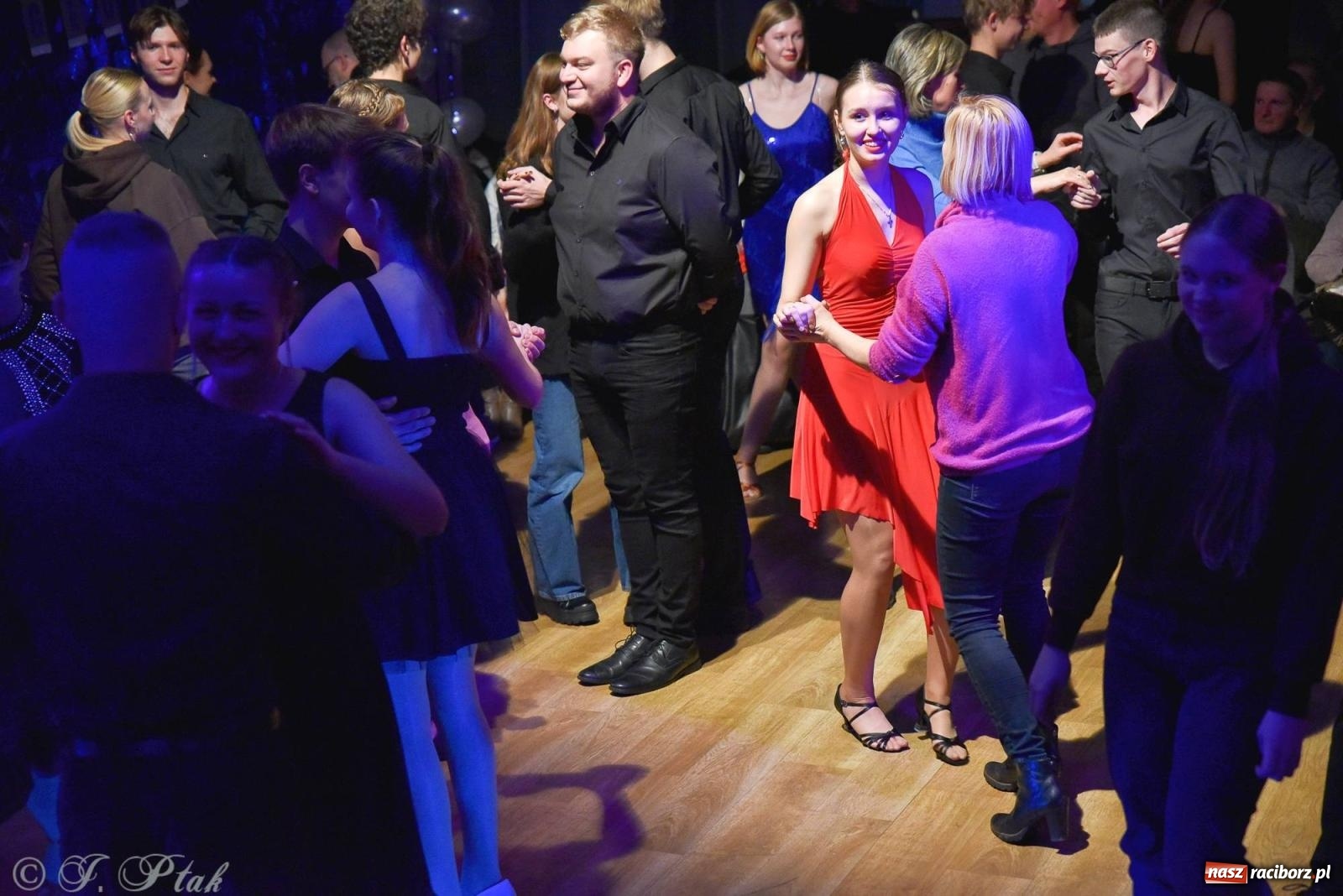 Zdjęcie w galerii na portalu naszraciborz.pl: Andrzejkowy zawrót głowy - pokazy tańca towarzyskiego w MDK wiadomości z regionu