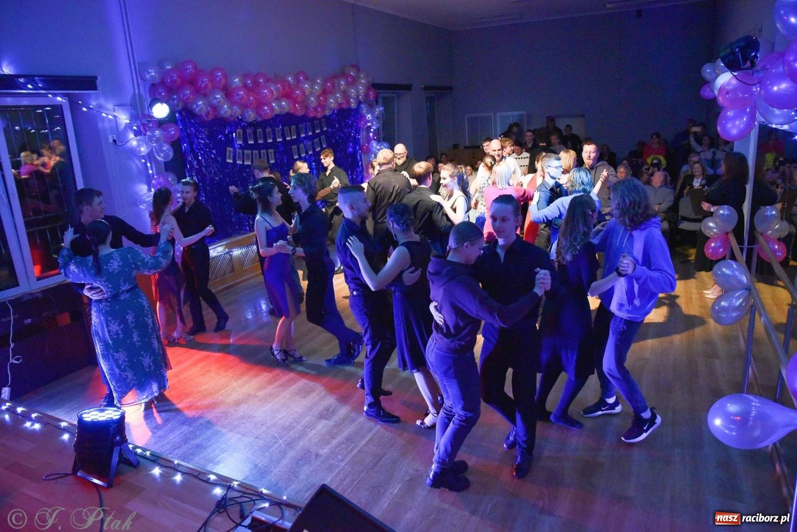 Zdjęcie w galerii na portalu naszraciborz.pl: Andrzejkowy zawrót głowy - pokazy tańca towarzyskiego w MDK wiadomości z regionu