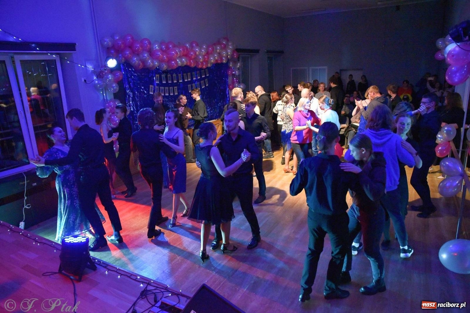 Zdjęcie w galerii na portalu naszraciborz.pl: Andrzejkowy zawrót głowy - pokazy tańca towarzyskiego w MDK wiadomości z regionu