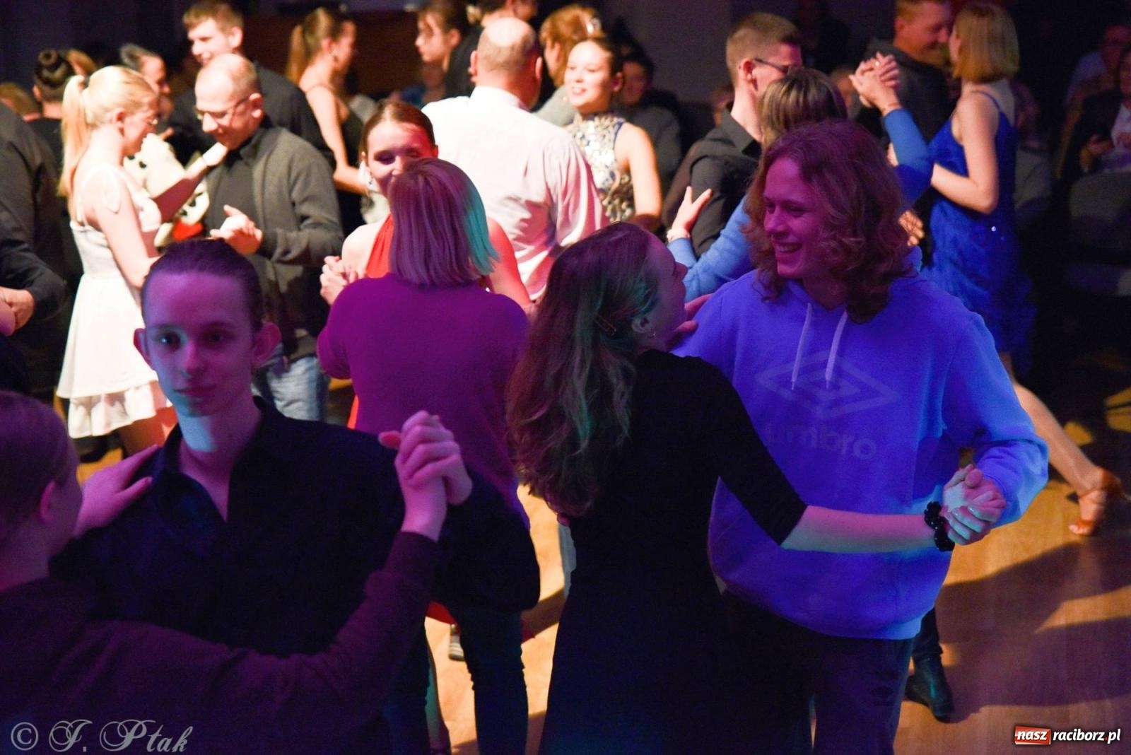 Zdjęcie w galerii na portalu naszraciborz.pl: Andrzejkowy zawrót głowy - pokazy tańca towarzyskiego w MDK wiadomości z regionu