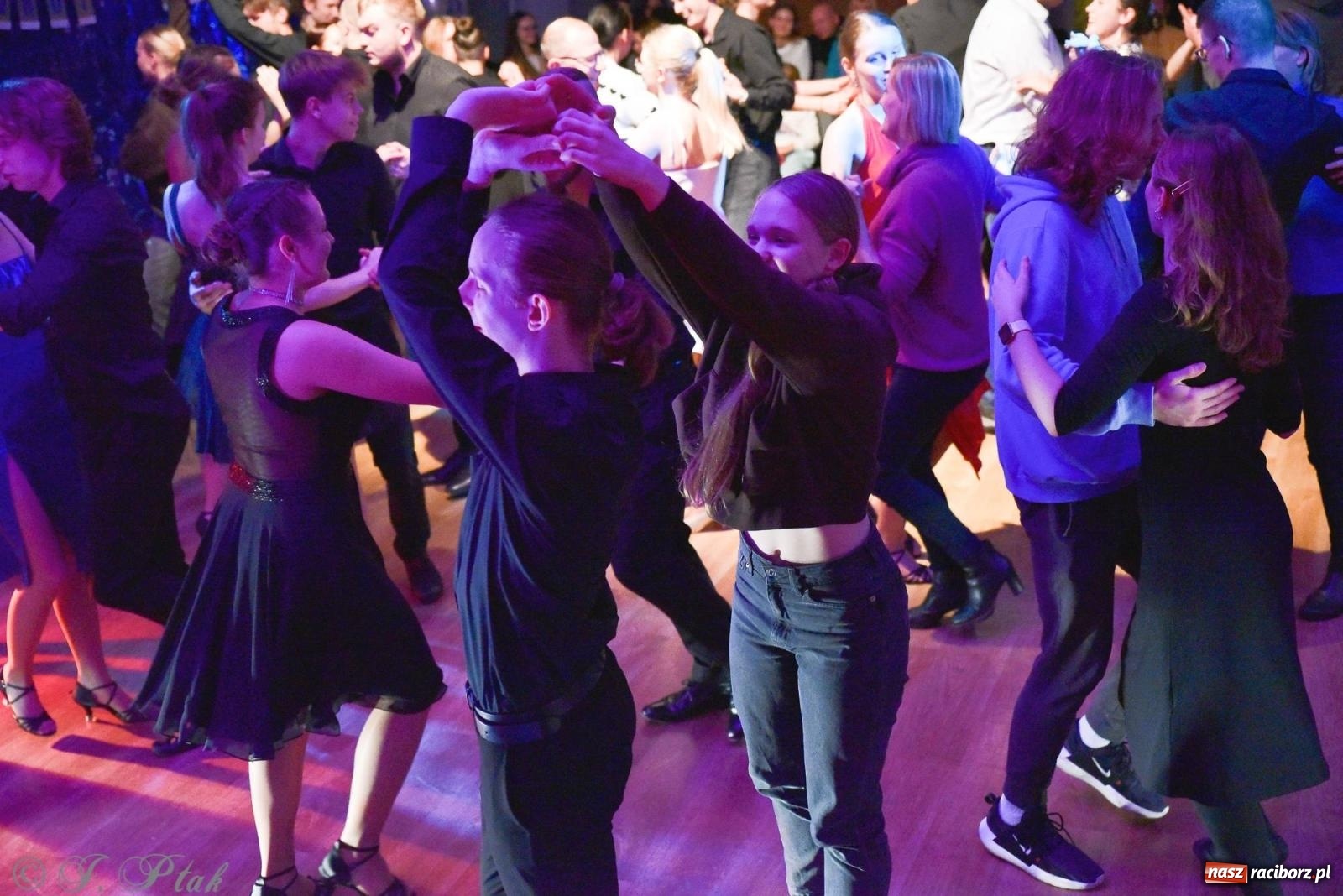 Zdjęcie w galerii na portalu naszraciborz.pl: Andrzejkowy zawrót głowy - pokazy tańca towarzyskiego w MDK wiadomości z regionu
