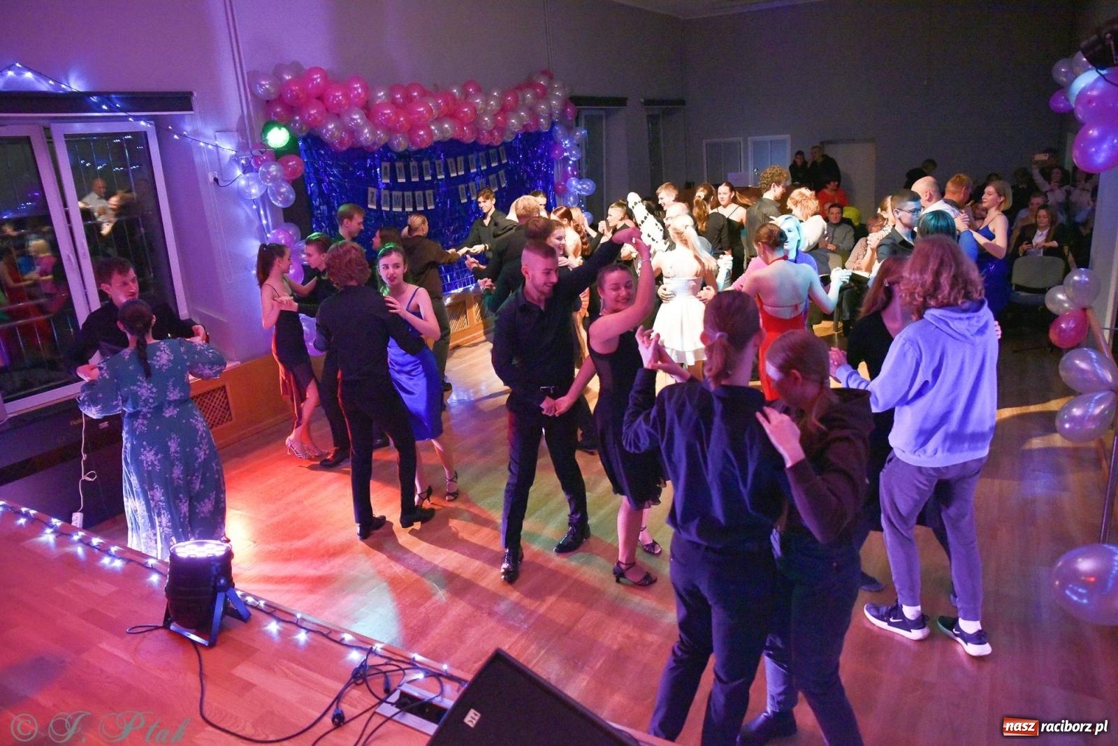 Zdjęcie w galerii na portalu naszraciborz.pl: Andrzejkowy zawrót głowy - pokazy tańca towarzyskiego w MDK wiadomości z regionu