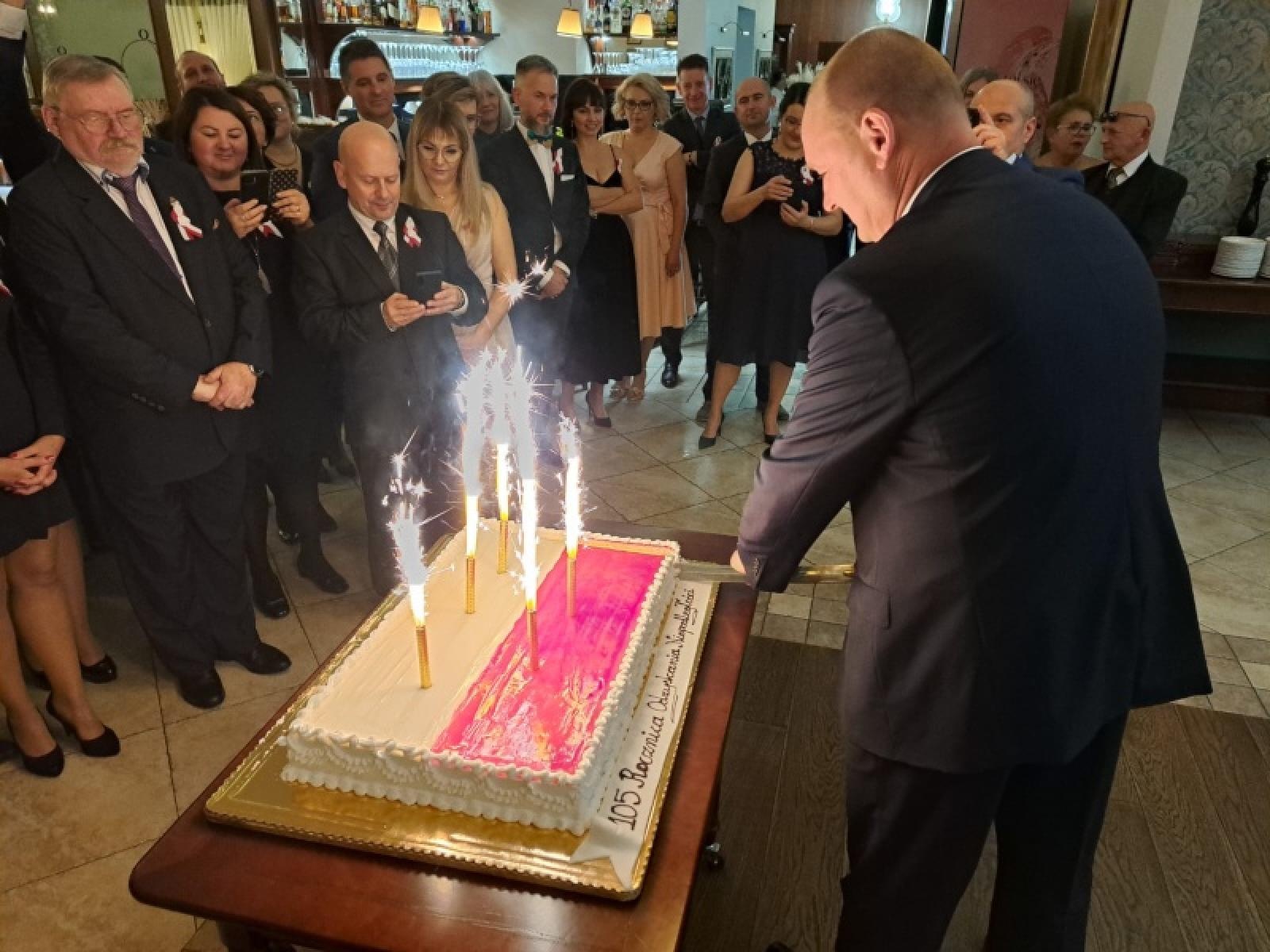 Zdjęcie w galerii na portalu naszraciborz.pl: Śląscy pogranicznicy z Raciborza na niepodległościowym balu wiadomości z regionu