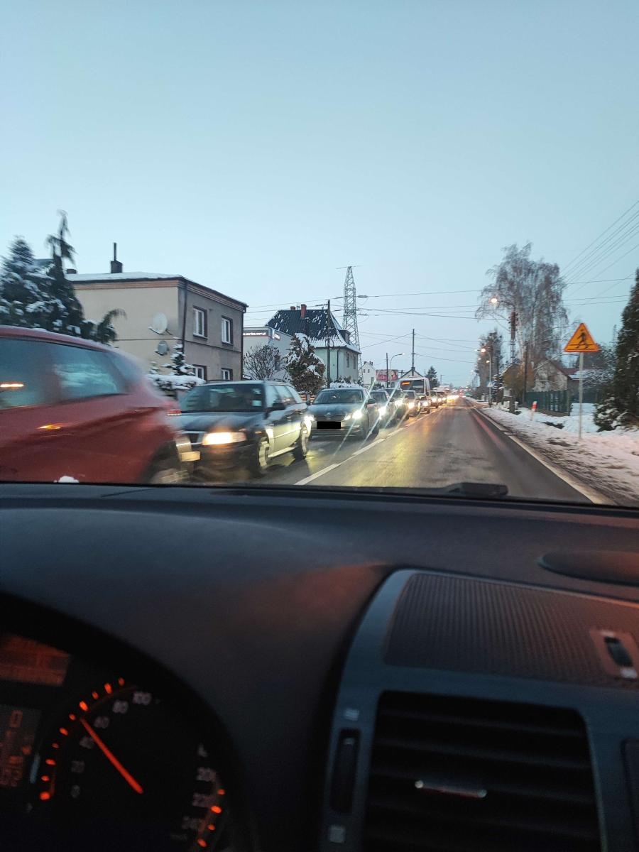 Zdjęcie w galerii na portalu naszraciborz.pl: Zakorkowani. Przejazd w Studziennej z wahadłem wiadomości z regionu